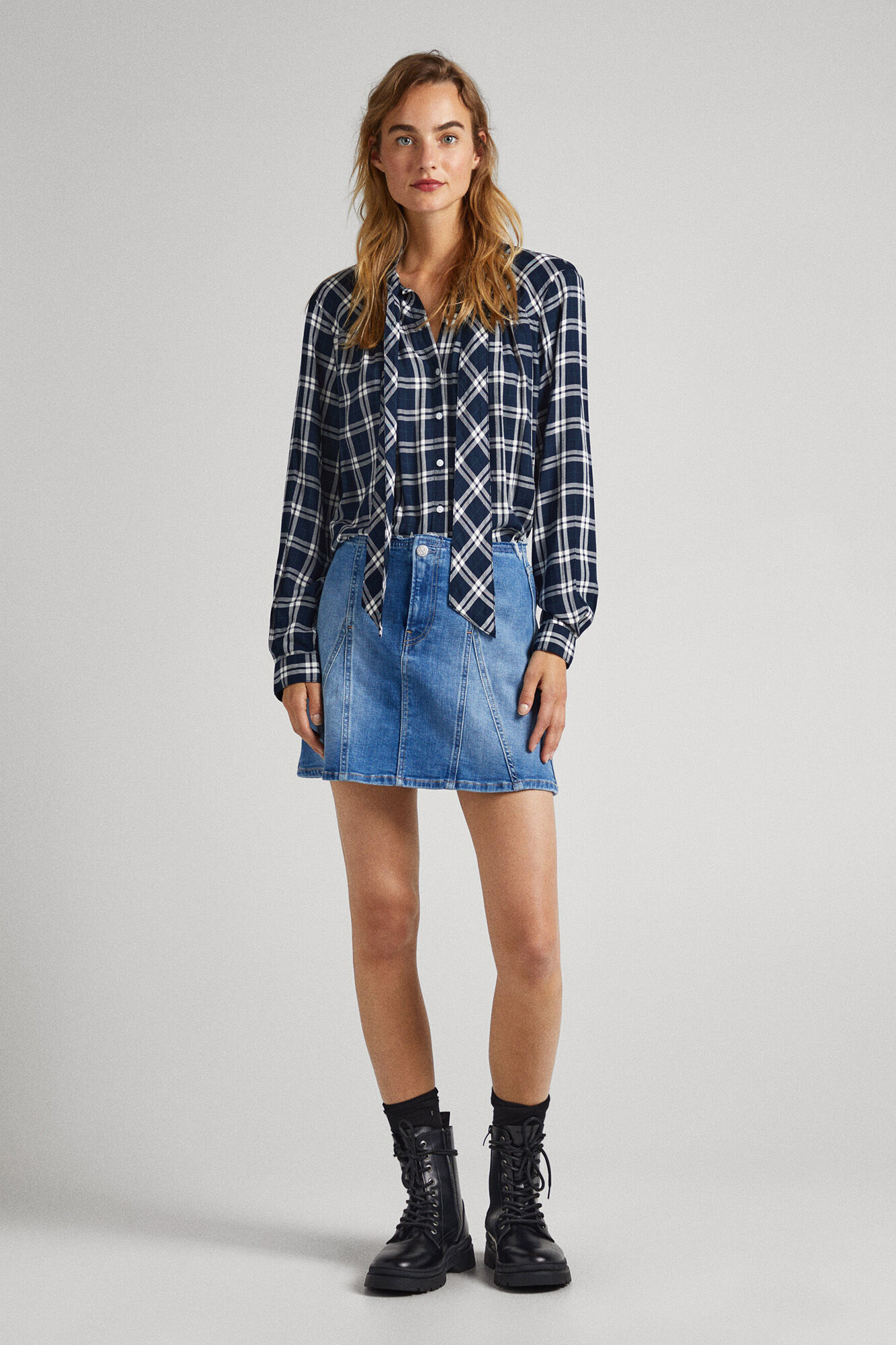 Blusa xadrez com laço no pescoço