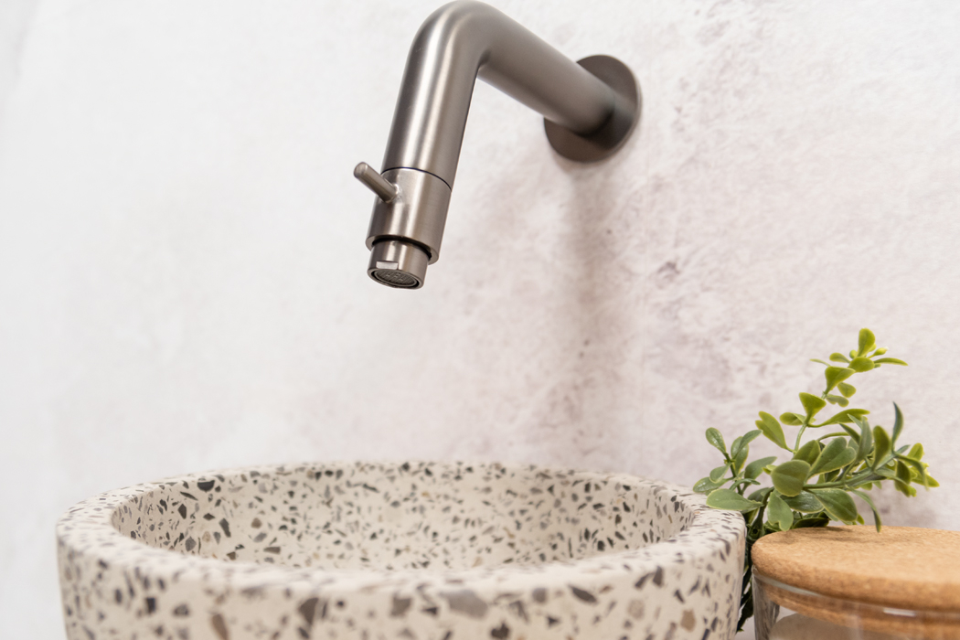 Saniclear Baru fonteinset met eiken plank, zwart-witte terrazzo waskom en verouderd ijzer kraan voor in het toilet