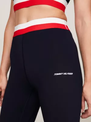 Calça legging esportiva de comprimento total e corte justo.