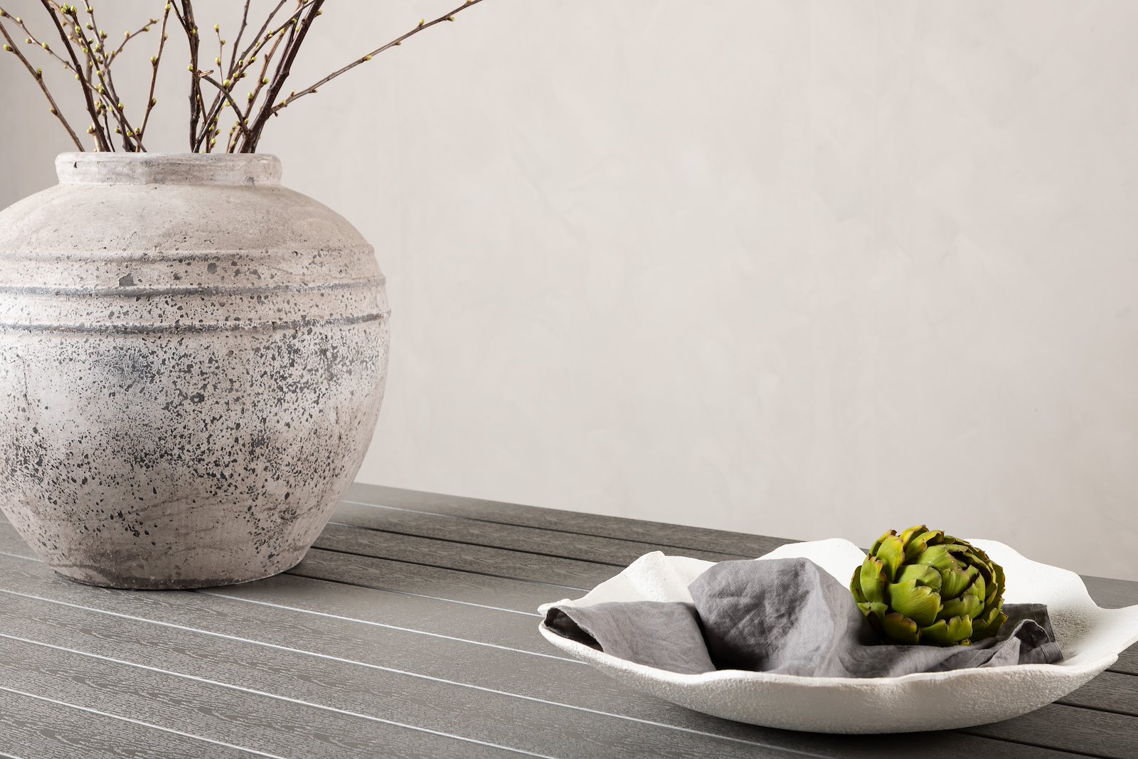 Break spisebord Hvitlakkert hagebord med understell av aluminium og bordplate i polywood.