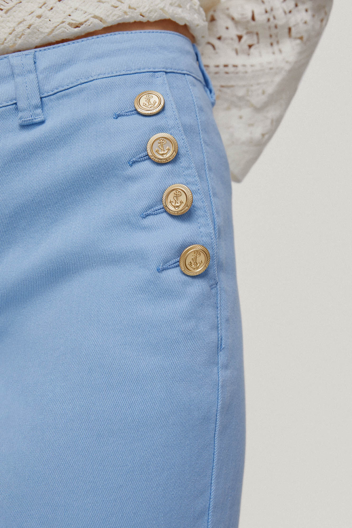Calça jeans cropped de corte reto com botões frontais - Turquesa