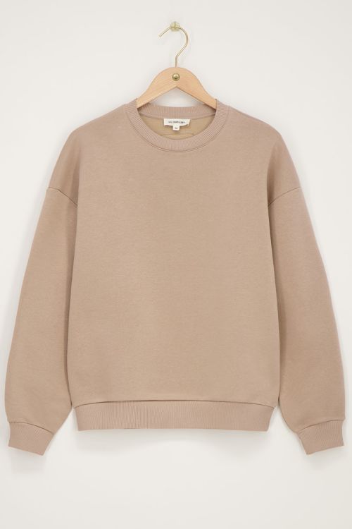 Beige sweater met ruffle en patch