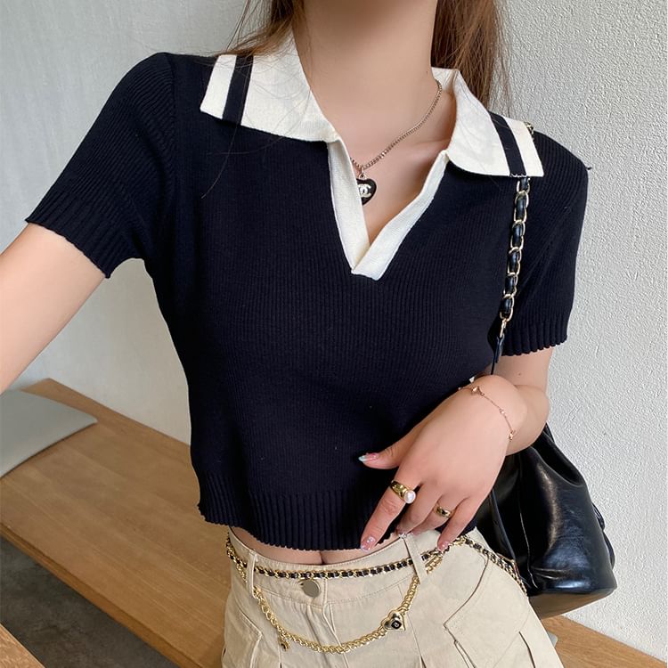 Adoree - Kort gebreid poloshirt met contrasterende kraag en korte mouwen