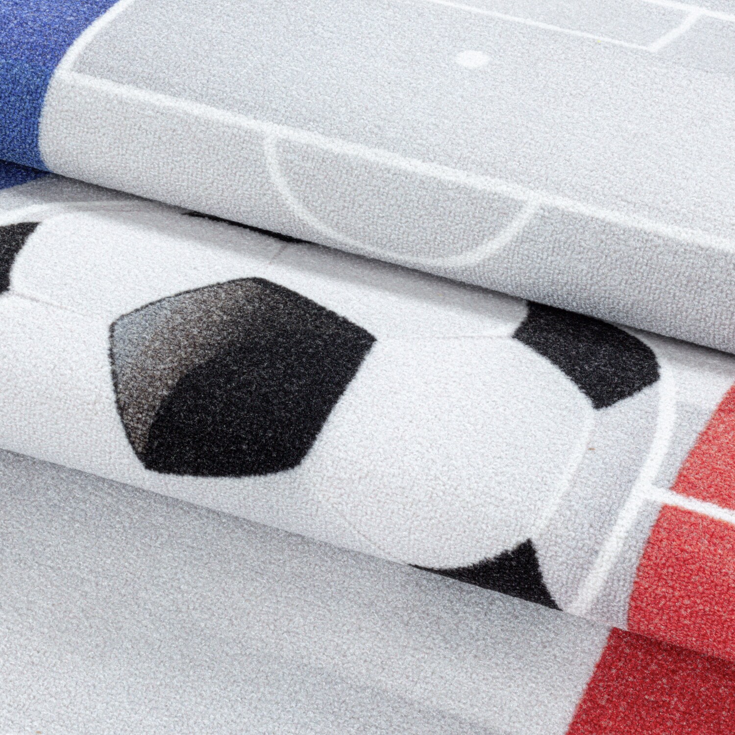 Kinderteppich Fußball, Fußballfeld mit Flaggen Motiv, Höhe 9 mm Ökotex Standard