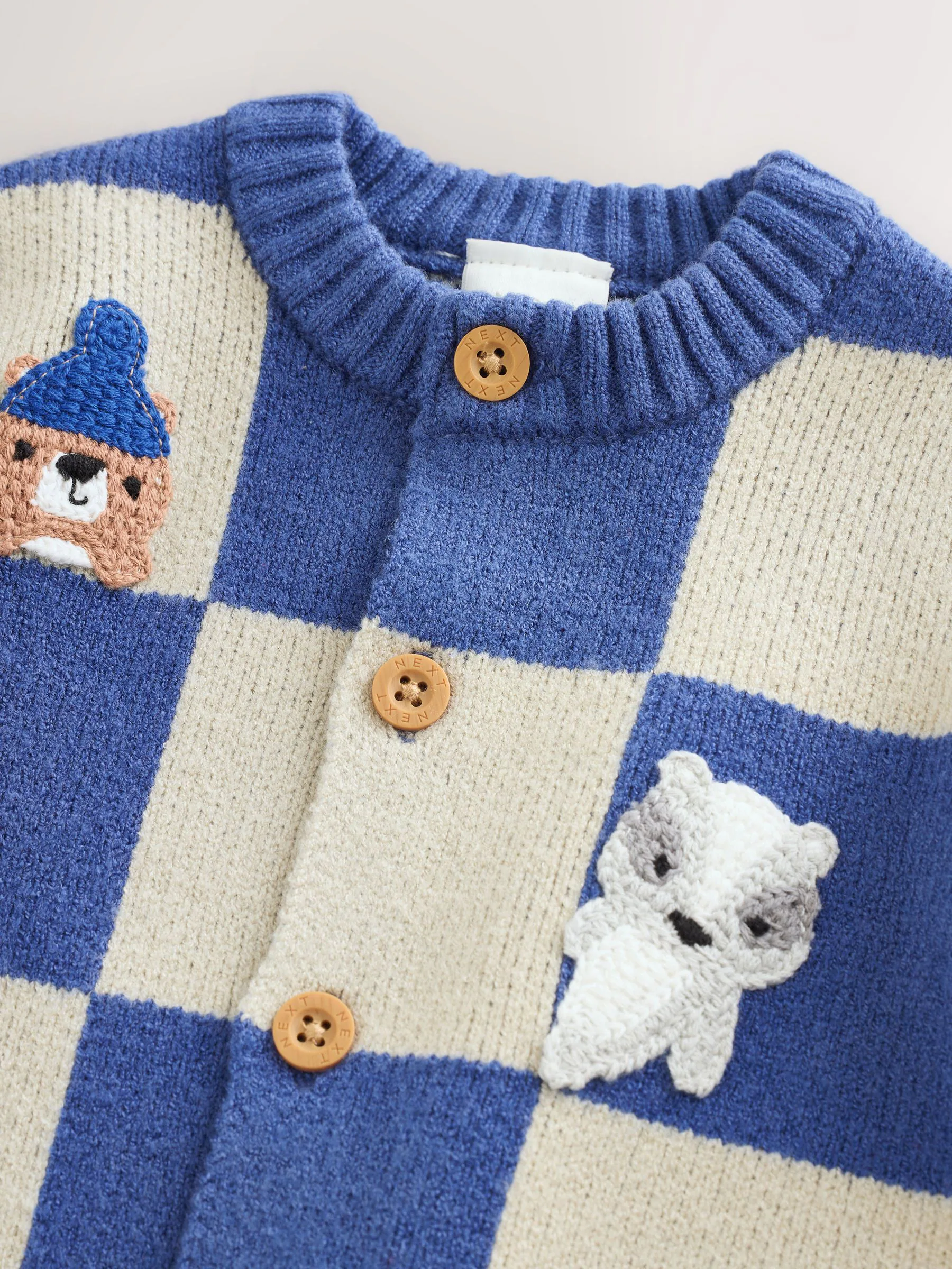 Blauw geborduurd dambord Karakter - Gebreid babyvest (0 mnd- 2 jr)