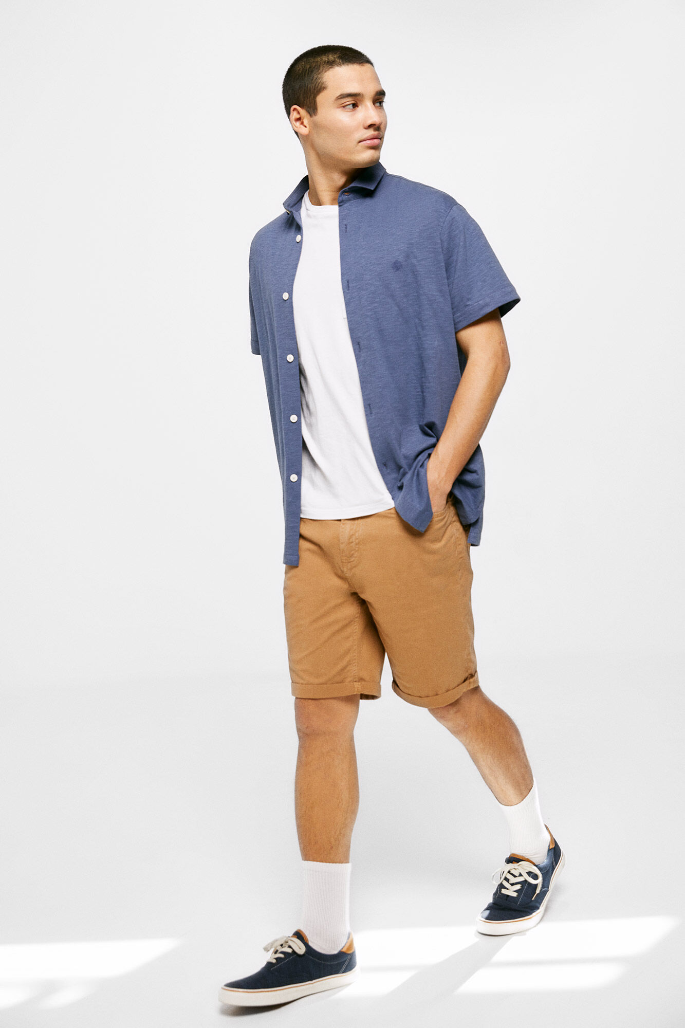 Bermuda de cinco bolsos, leve e com lavagem slim - bege
