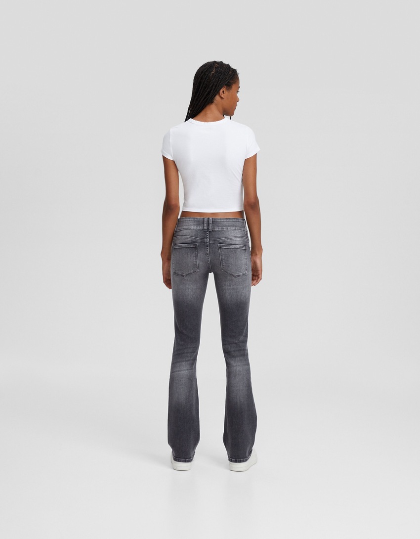 calça jeans bootcut de cintura baixa