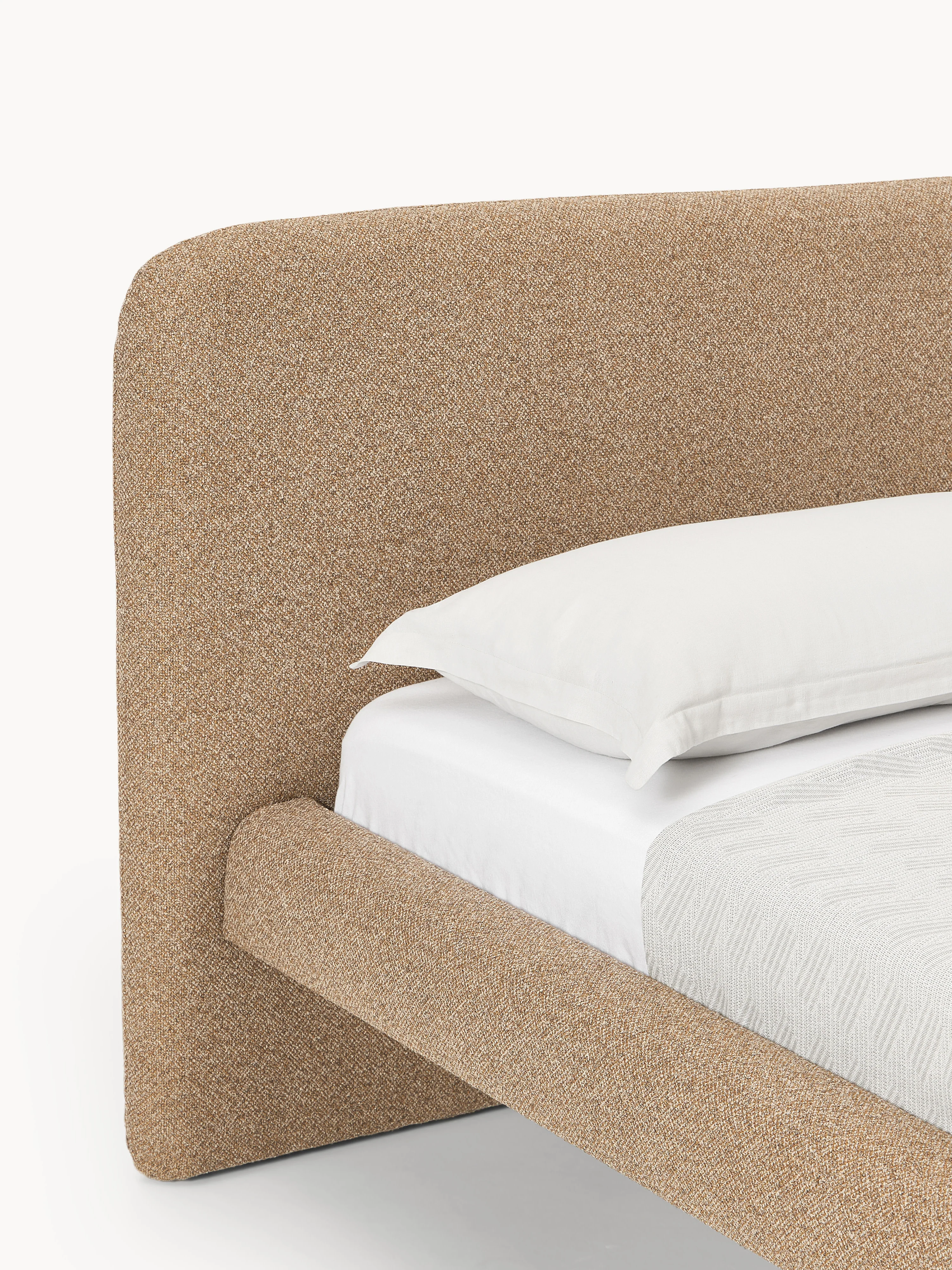 Bouclé gestoffeerd bed Olina met metalen poten