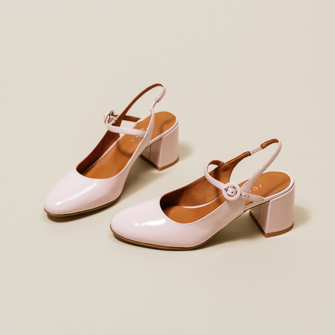 Salomés à talons et bouts pointus  en vernis rose clair