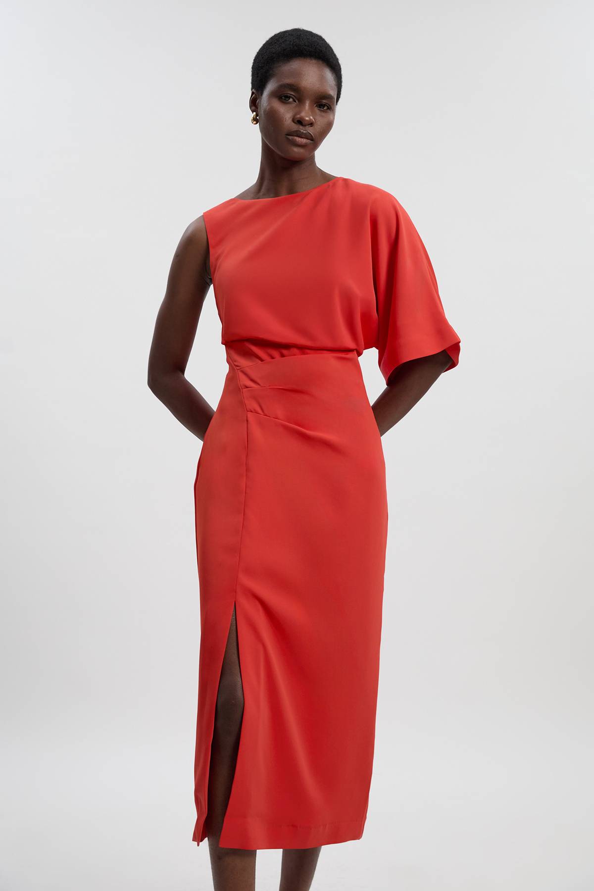 KarenMillen Robe Mi-Longue Ajustée à Manche Asymétrique Douce