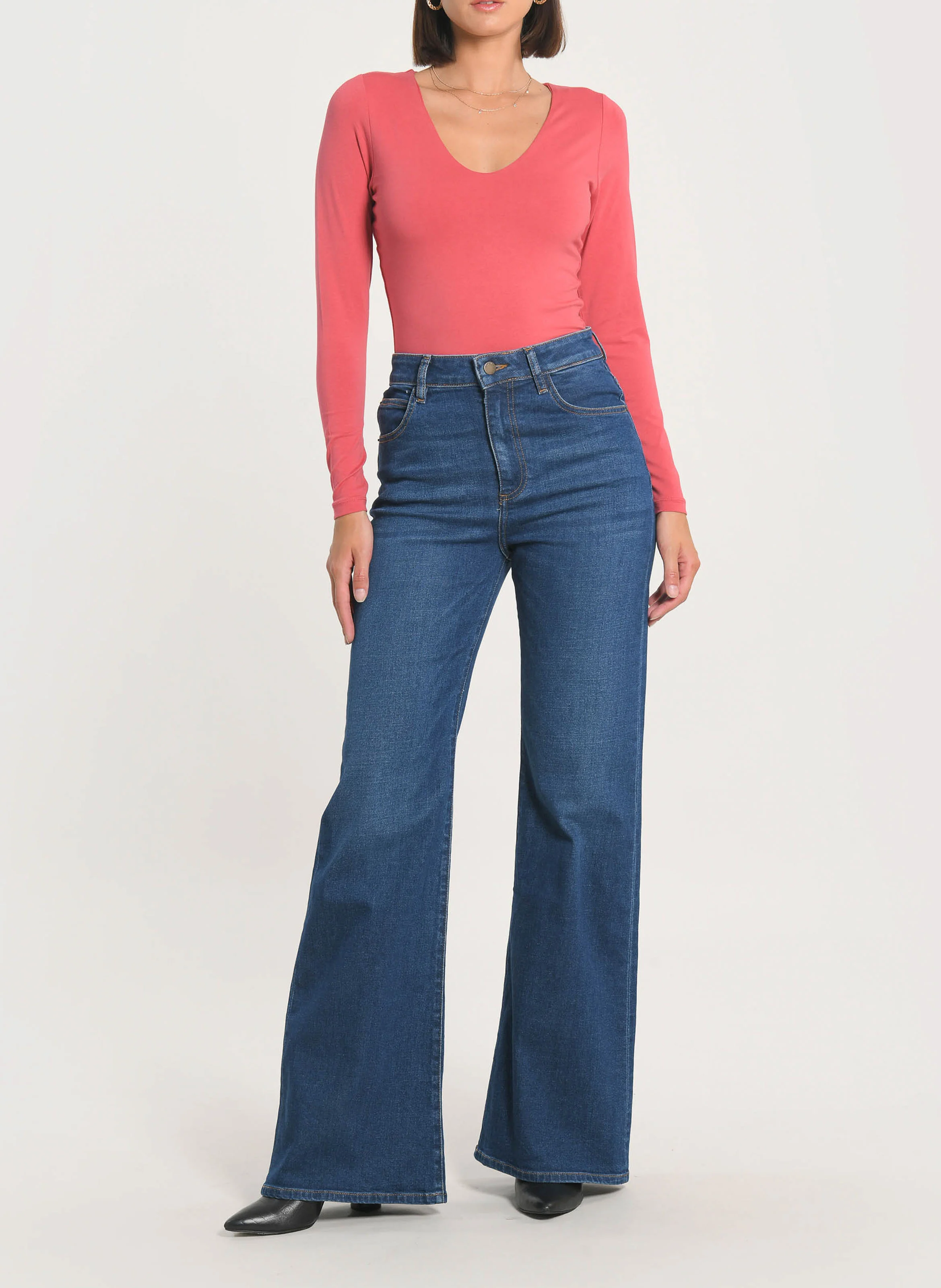 MATHILDA - Tee-shirt cintrée col V en coton stretch | Rouge