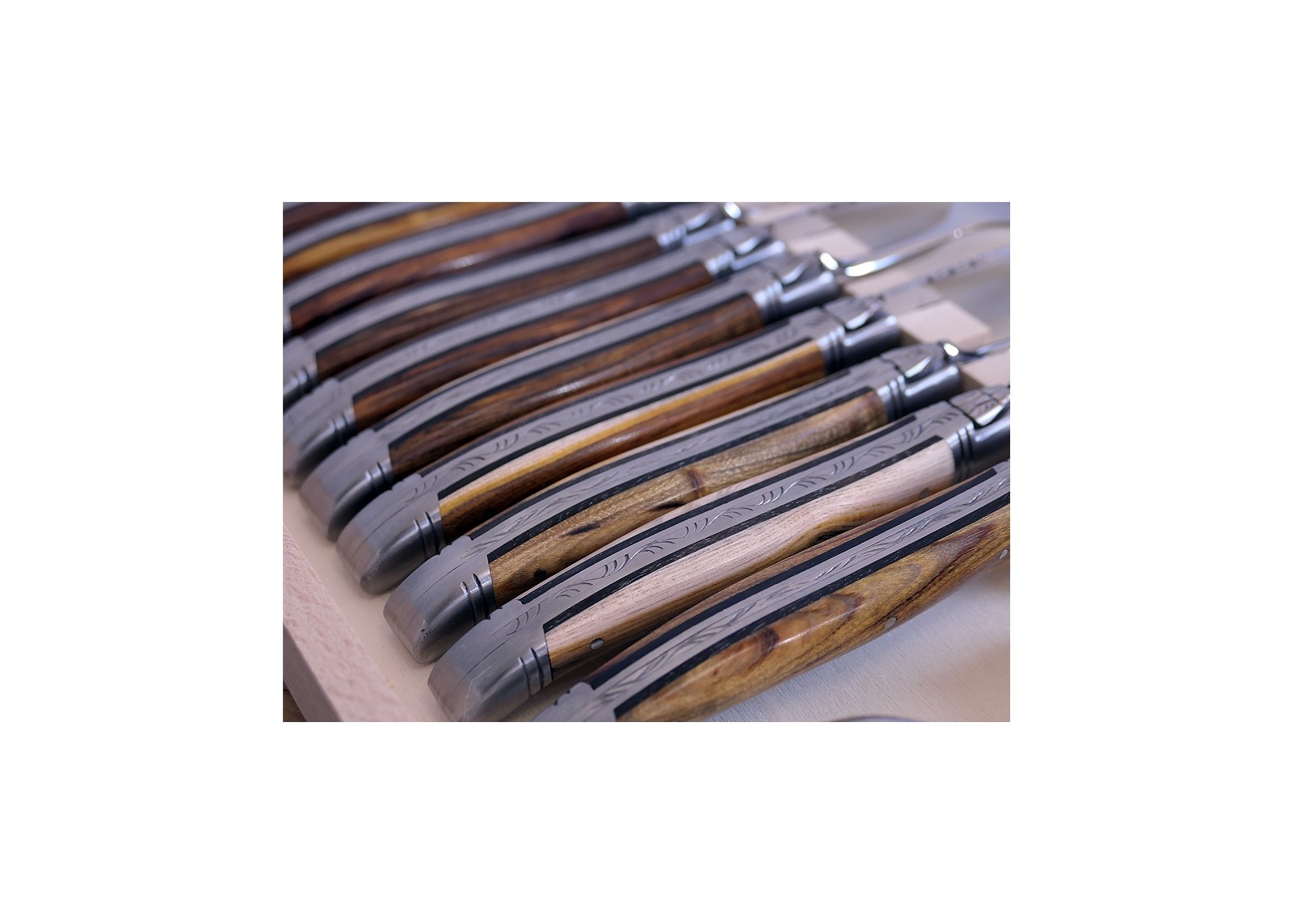 Service Laguiole de 24 pièces avec un manche en bois de pistachier et mitres en acier inoxydable