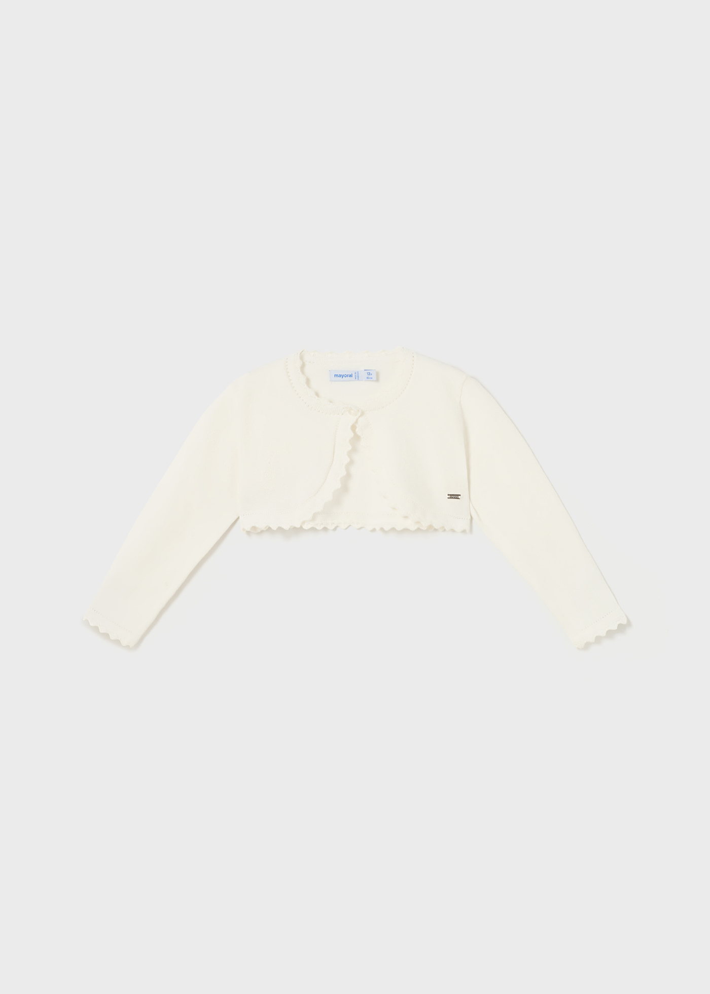 Casaquinho estilo bolero para bebê, confeccionado em algodão sustentável.