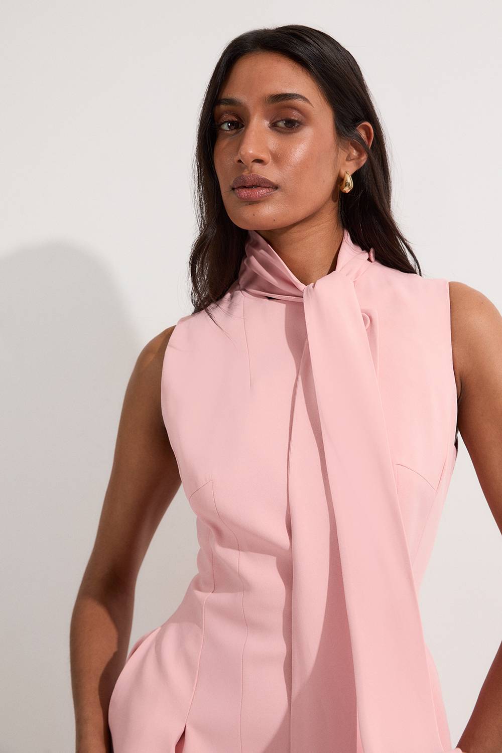 KarenMillen Robe midi ajustée en viscose extensible compacte à col noué et jupe pleine