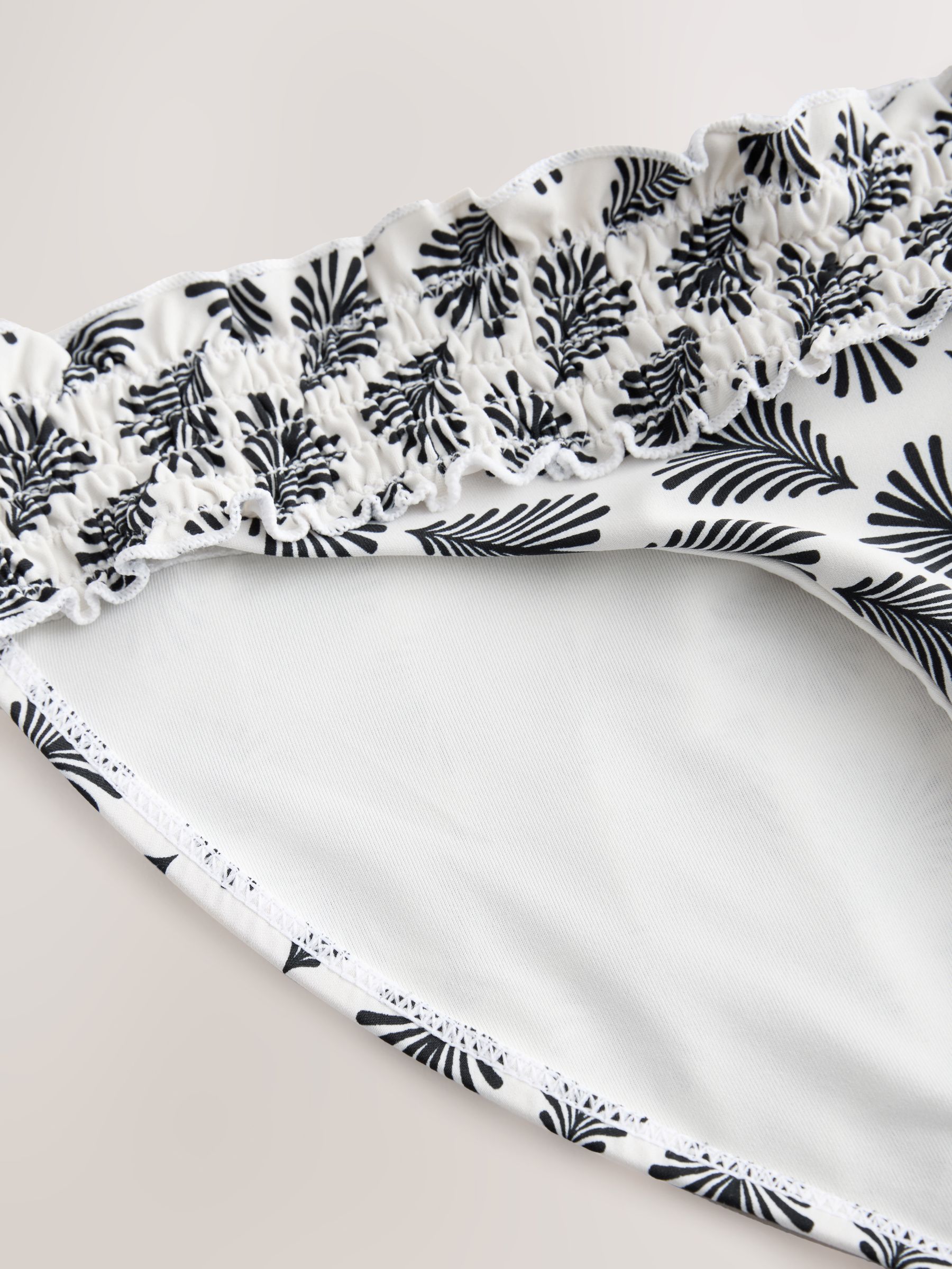 Crème/Zwart Waaierprint - Gerimpelde bikinislip met hoge taille