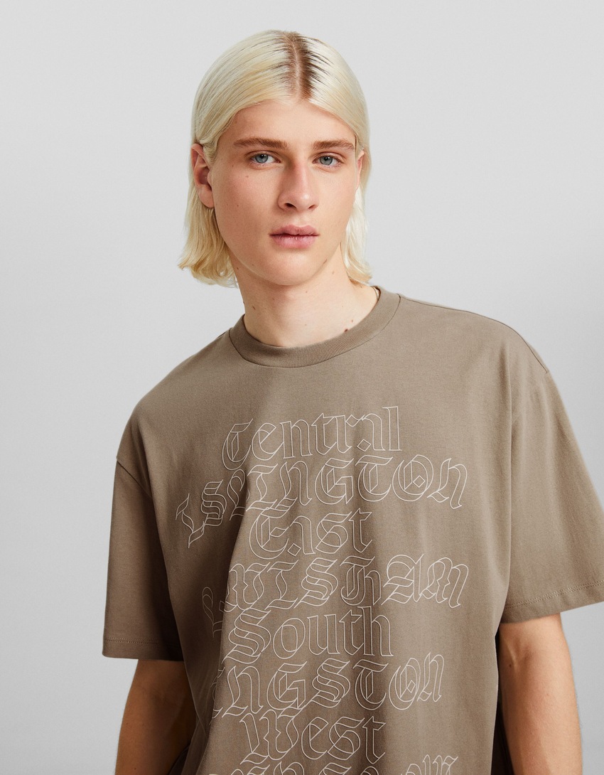 Camiseta de manga curta com estampa londrina e modelagem quadrada