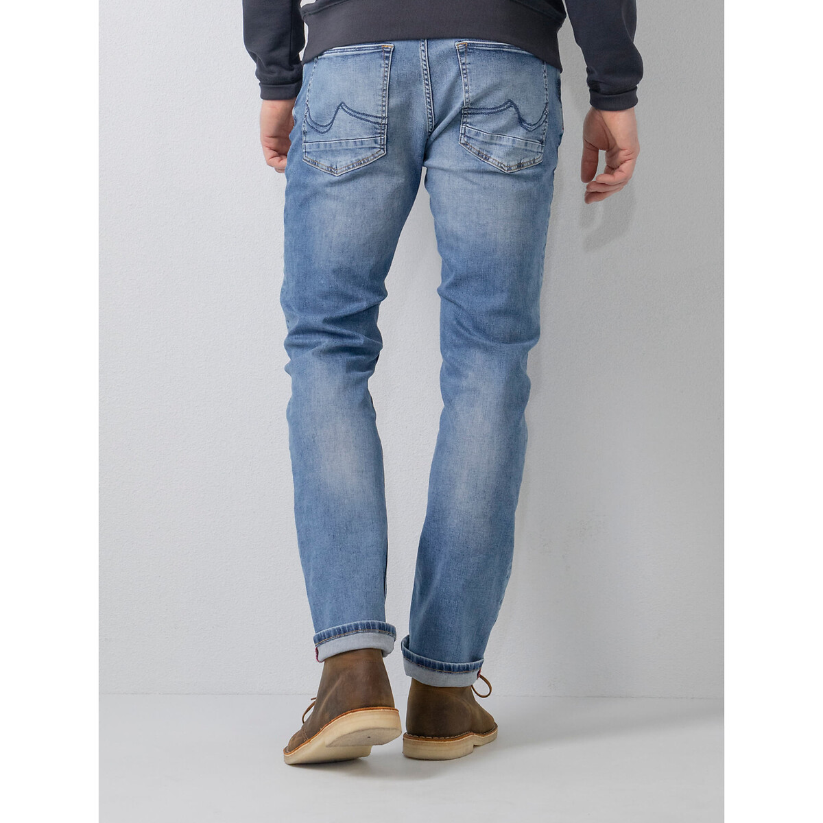 INDÚSTRIAS PETROLÍFERAS<br>Calças jeans afuniladas Russel