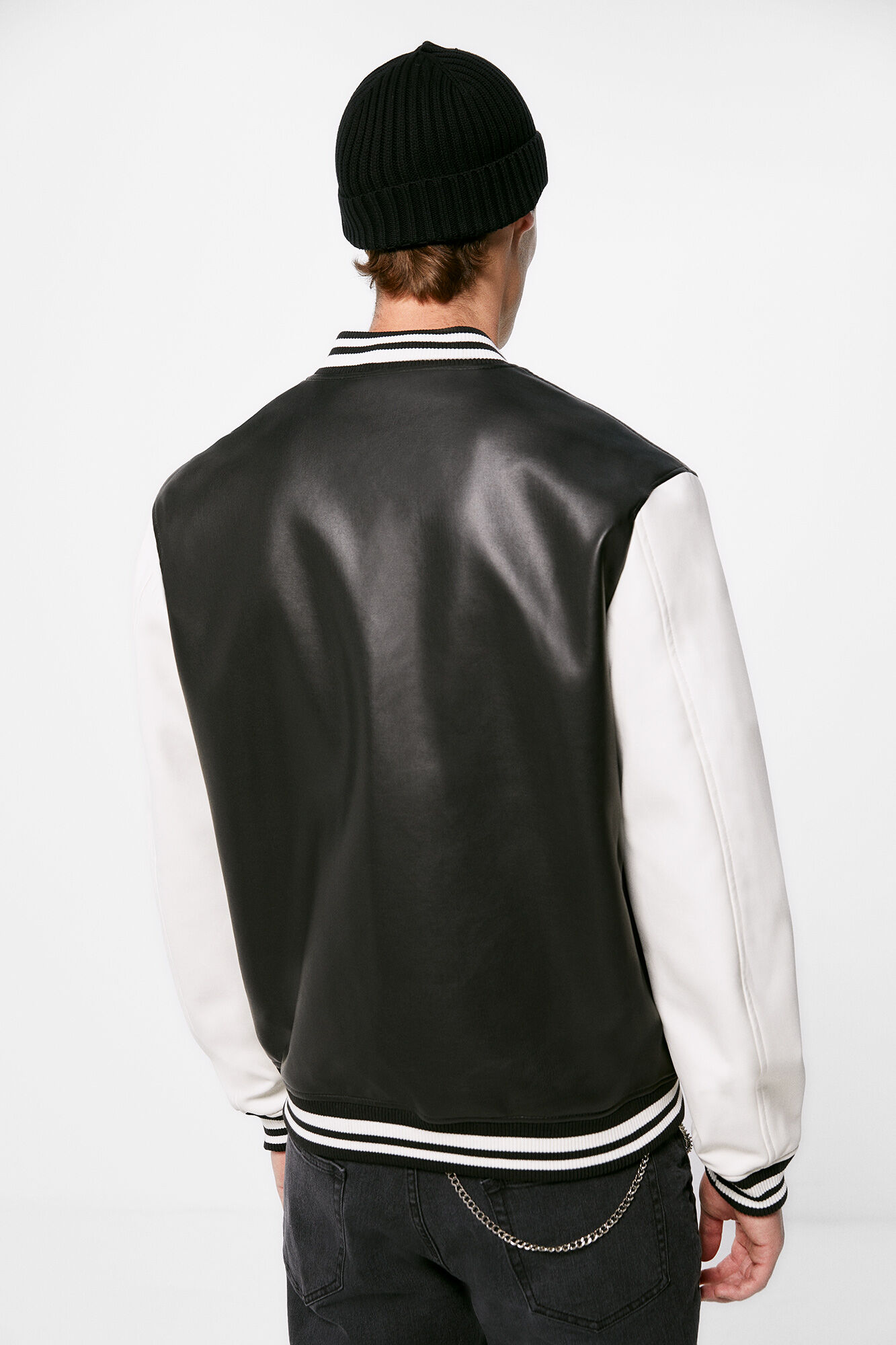 Jaqueta bomber estilo universitário com efeito de couro