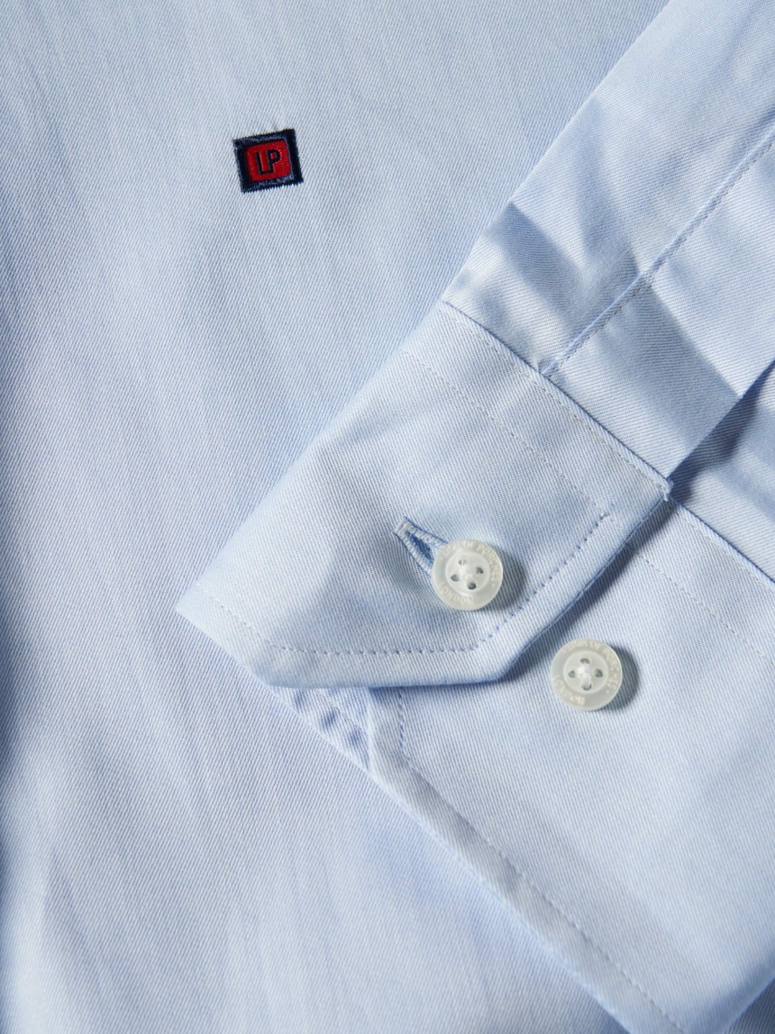 Camisa slim fit de algodão em cor lisa