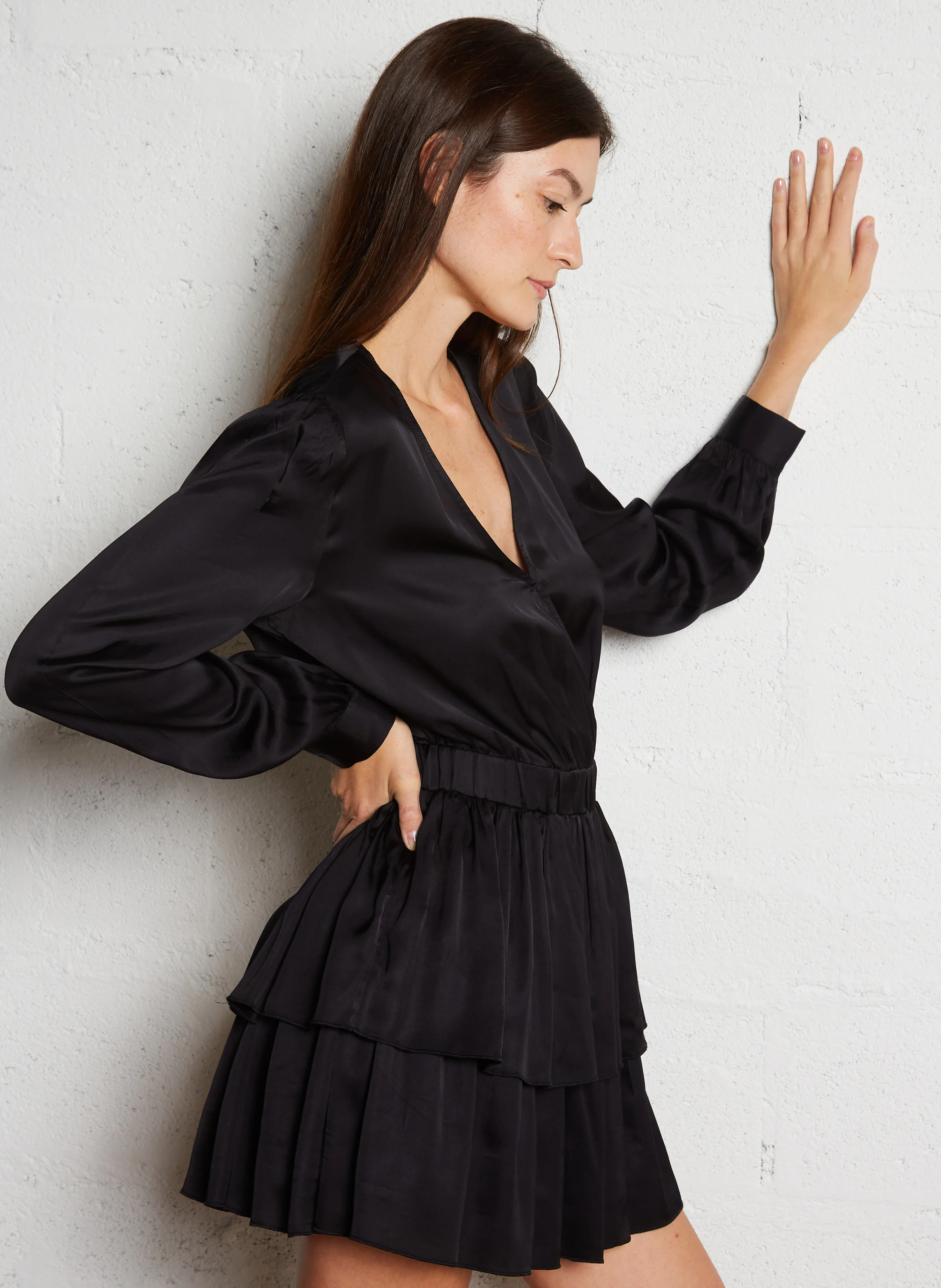 RIMINI - Robe courte cintrée à col V | Noir