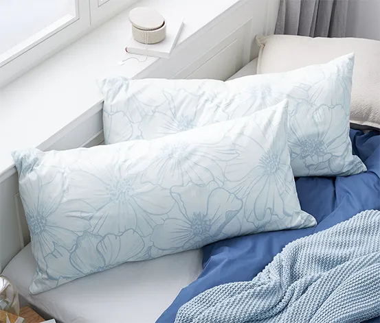 2 Renforcé-Kopfkissenbezüge, blau-weiß mit floralem Alloverprint