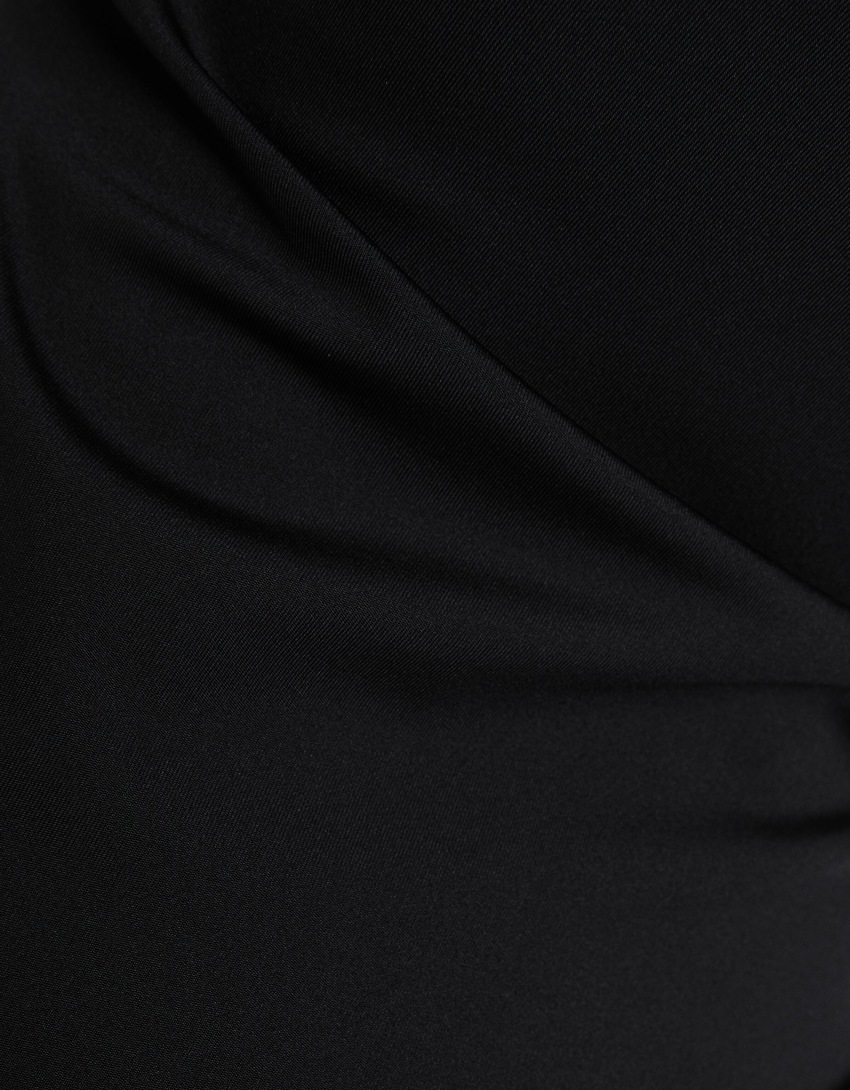 Vestido midi ajustado com detalhe de gola