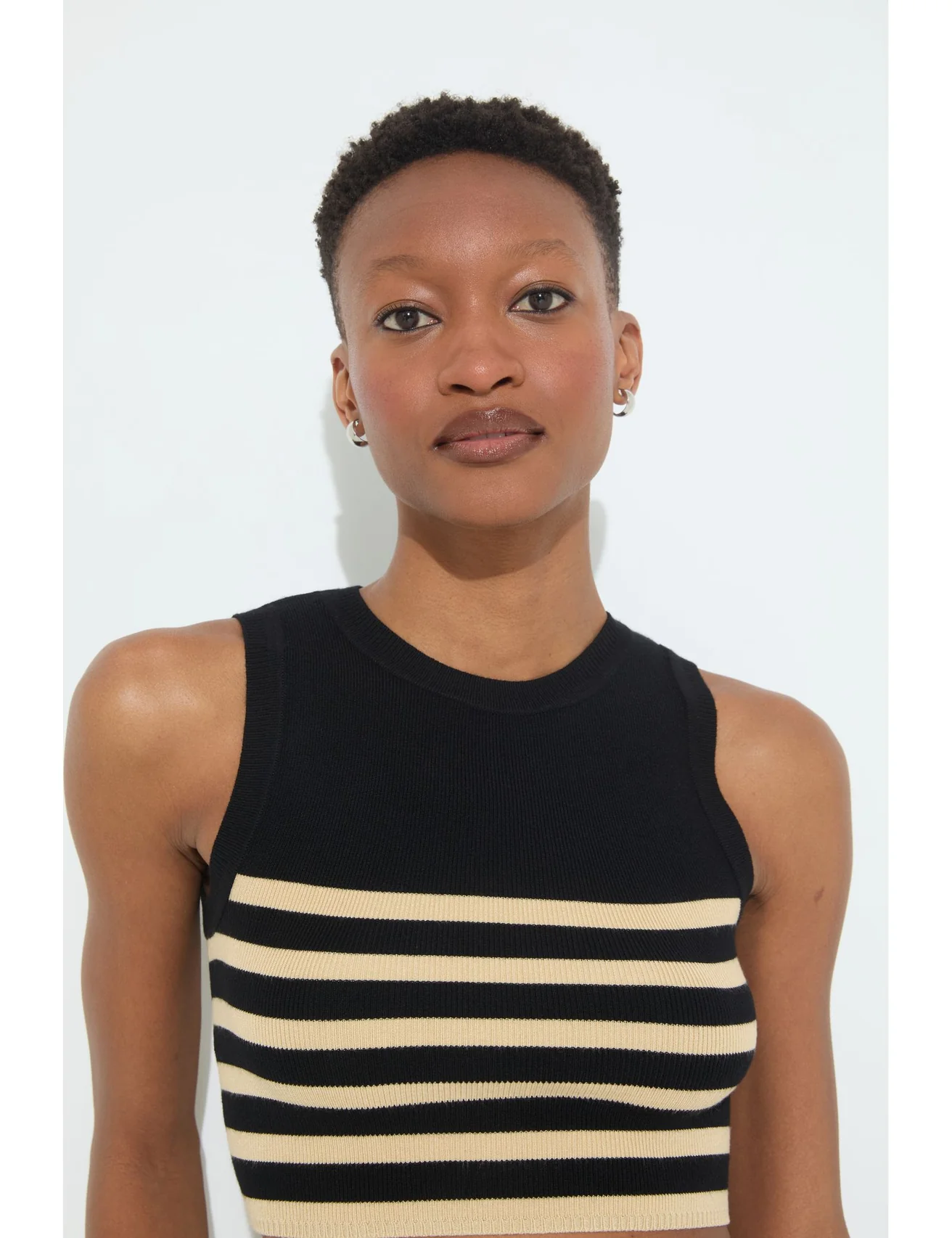 Pull court sans manches noir et beige