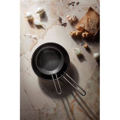 Eva Trio Stainless Steel Keramisk Slip-Let Stegepande, Ø24 cm