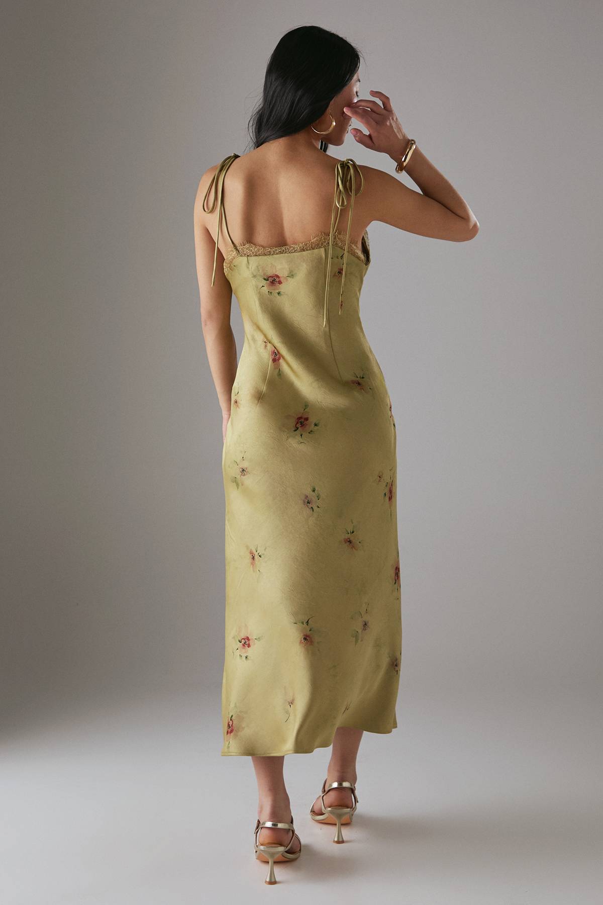Warehouse Robe Nuisette Mi-longue En Satin Rose Avec Bretelles Nouées Et Détails En Dentelle Petite Taille