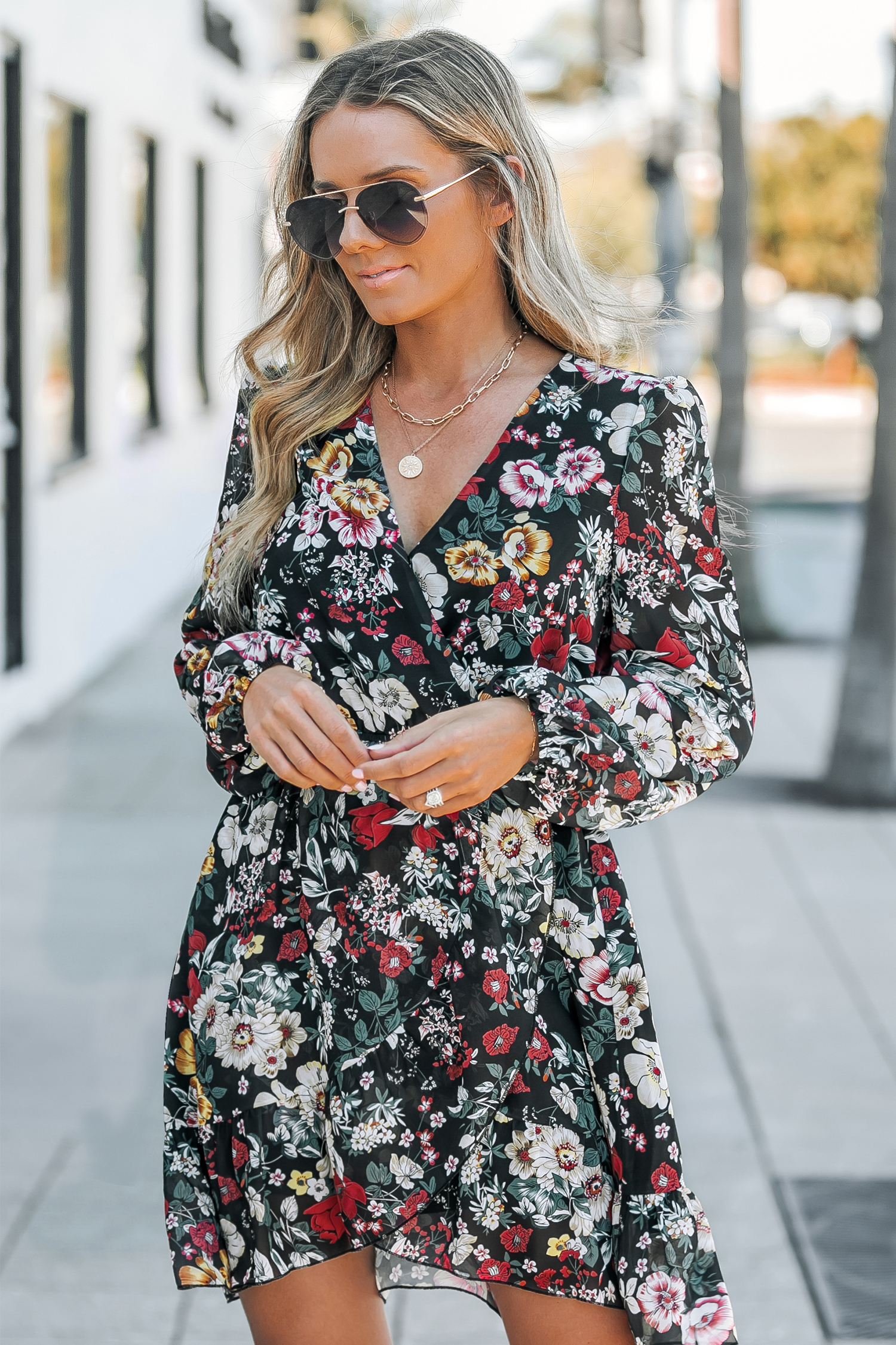 Robe mini avec col en V à emballage et volants