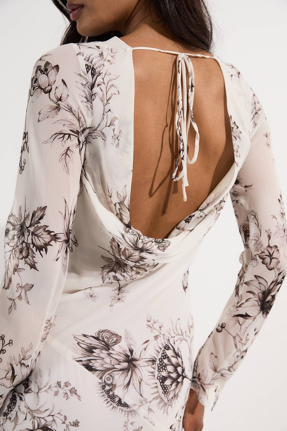 KarenMillen Maxi robe à dos drapé en viscose georgette transparente à motif floral esquissé tissé
