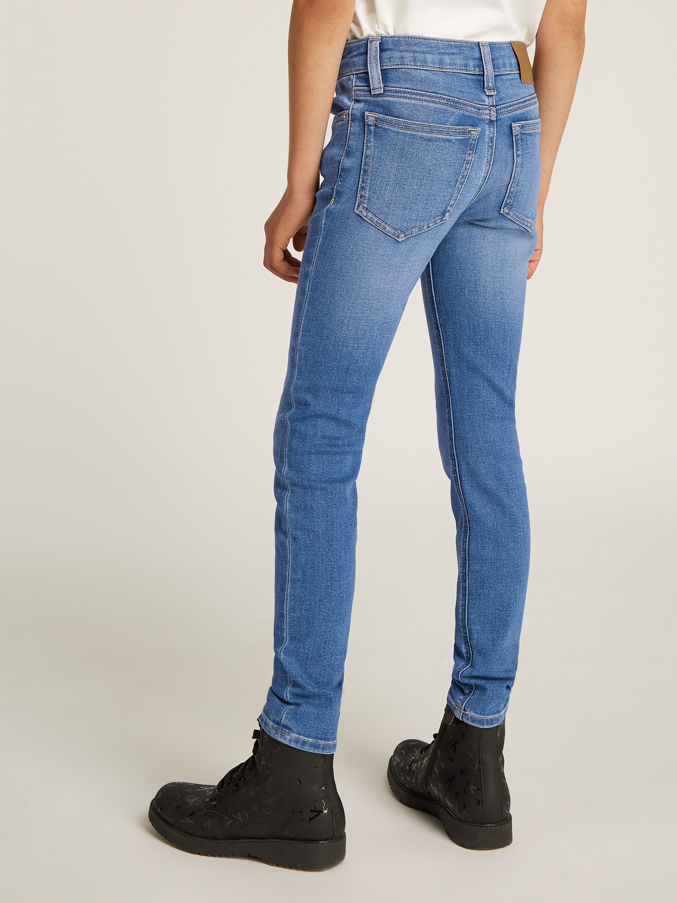 Calvin Klein Jeans Skinny-fit-Jeans »MR SKINNY ESS WASHED BLUE DENIM« für Kinder bis 16 Jahre mit Logopatch