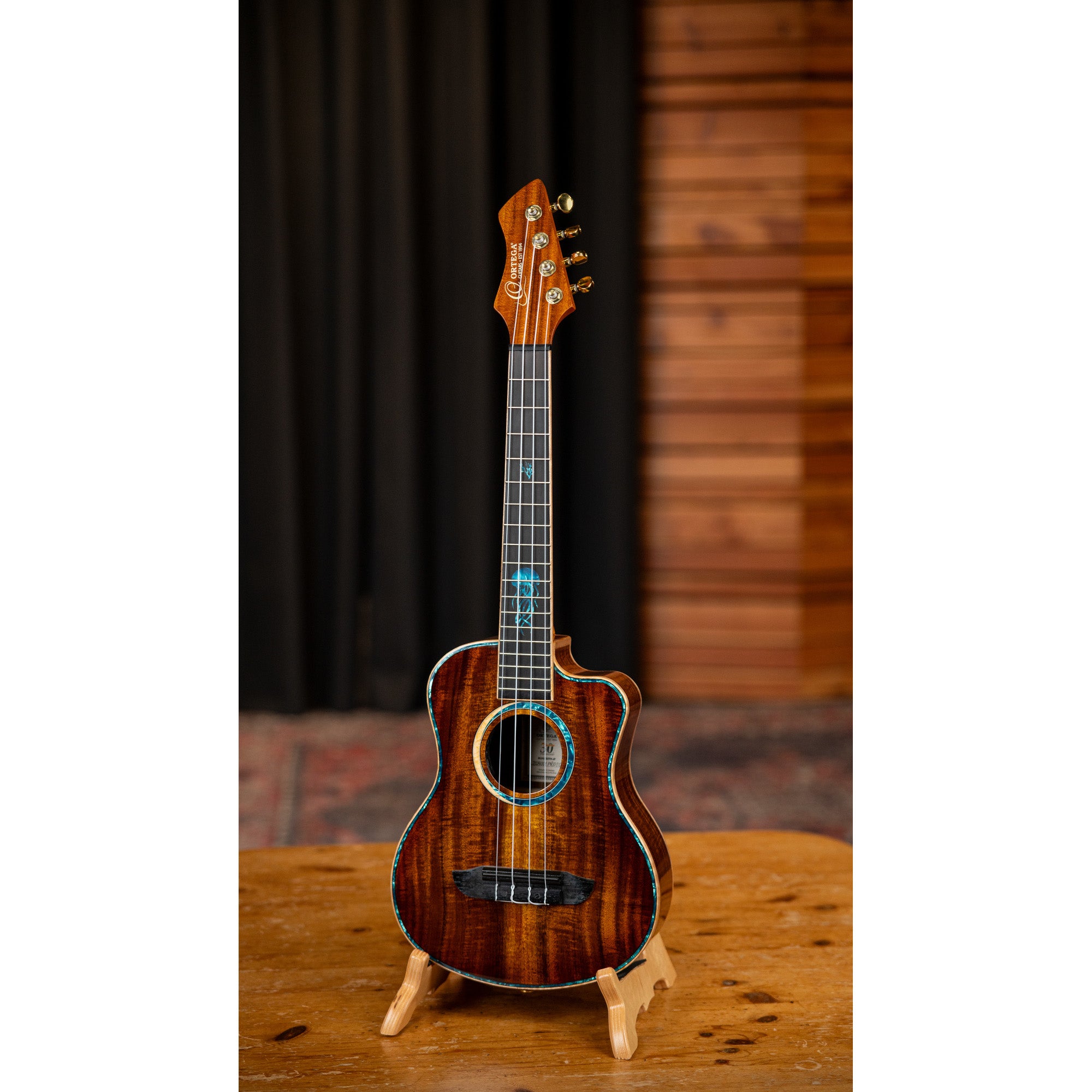 Ortega 30th Anniversary Series RUHZ30TH-JF E/A tenor ukelele met gigbag