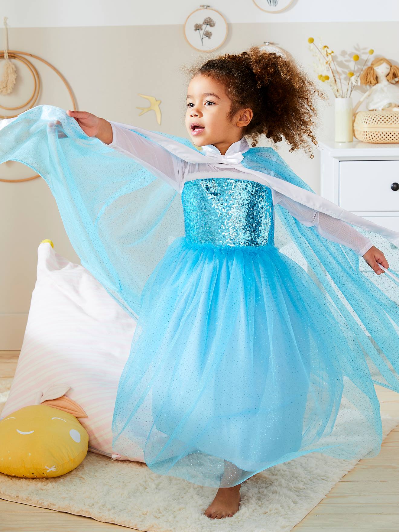 Fantasia de princesa com capa, varinha mágica e coroa azul.