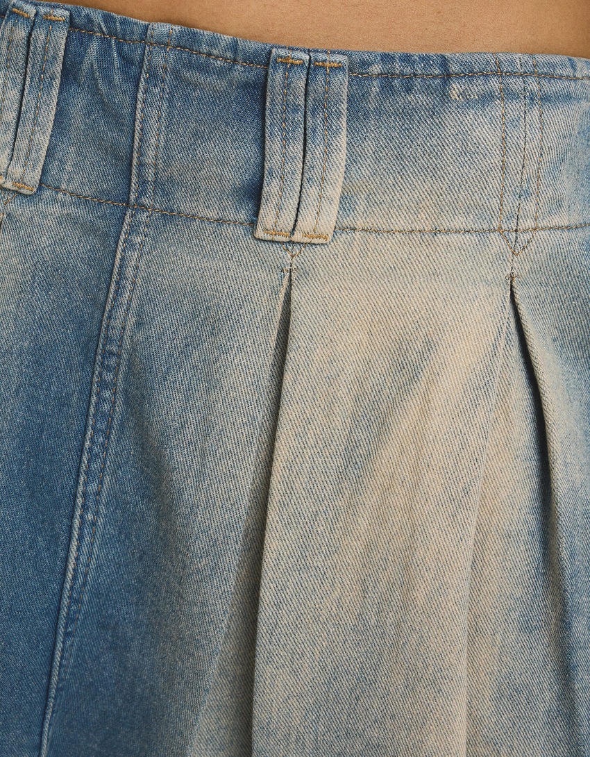 saias-calça plissadas em denim desbotado