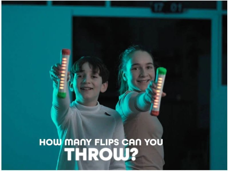 Stickflip Familienspiel Stickflip – flip, Catch, Levelup Interaktives Wurf- und Drehspielzeug mit LED-Lichtern und Soundeffekten