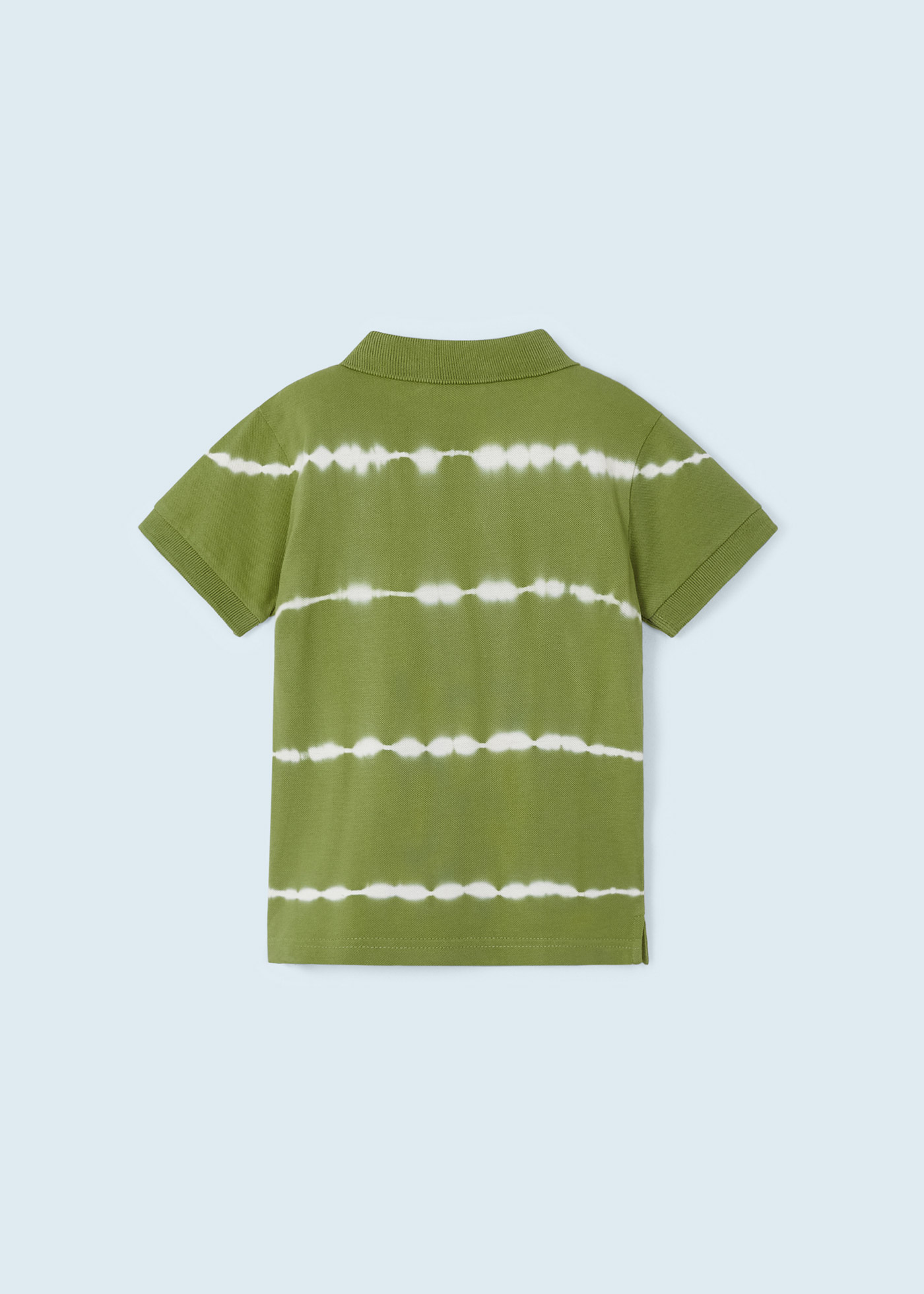 Camisa polo infantil de algodão com estampa tie-dye e mangas curtas.