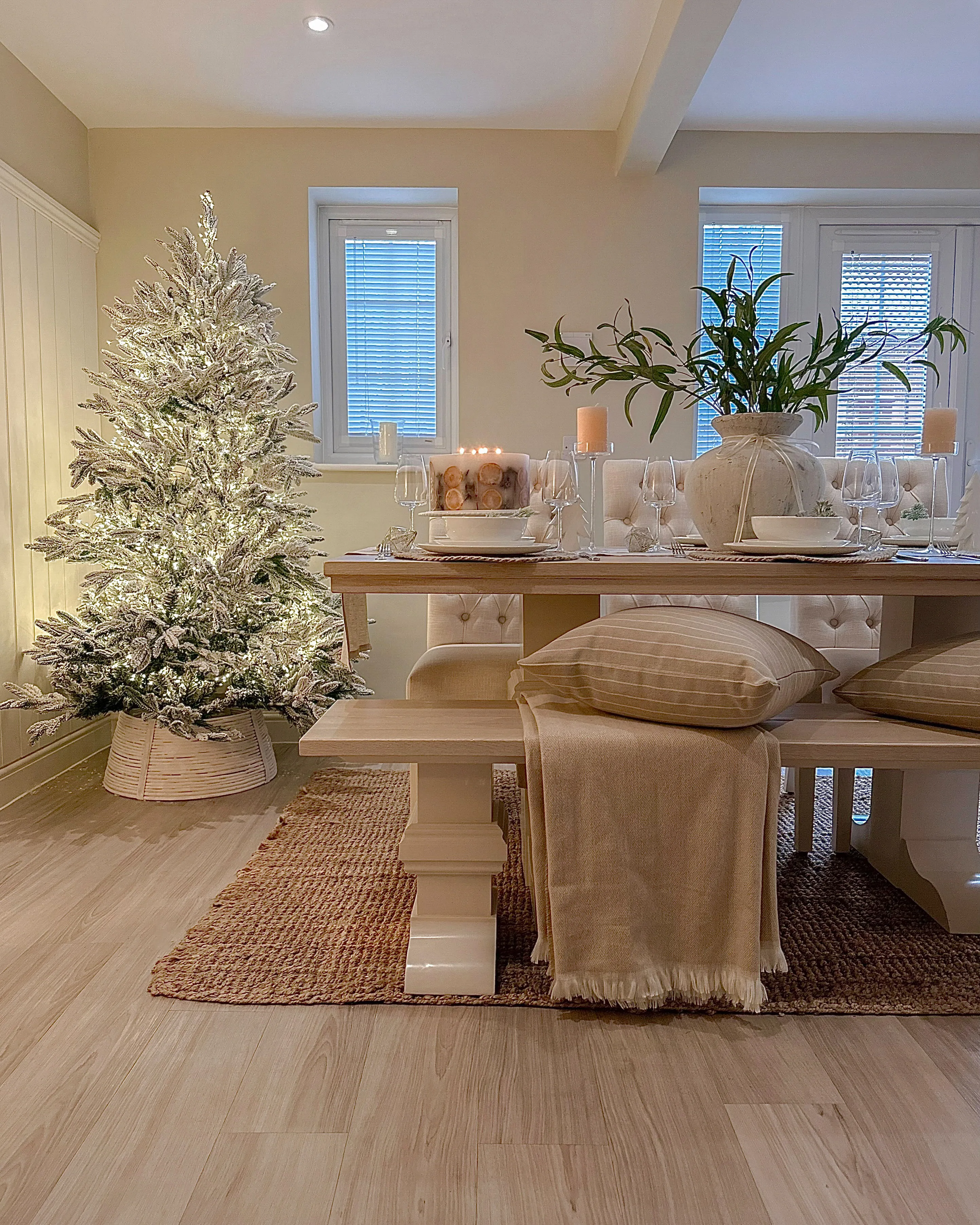 Besneeuwde kunstkerstboom BASSIE 180 cm Wit
