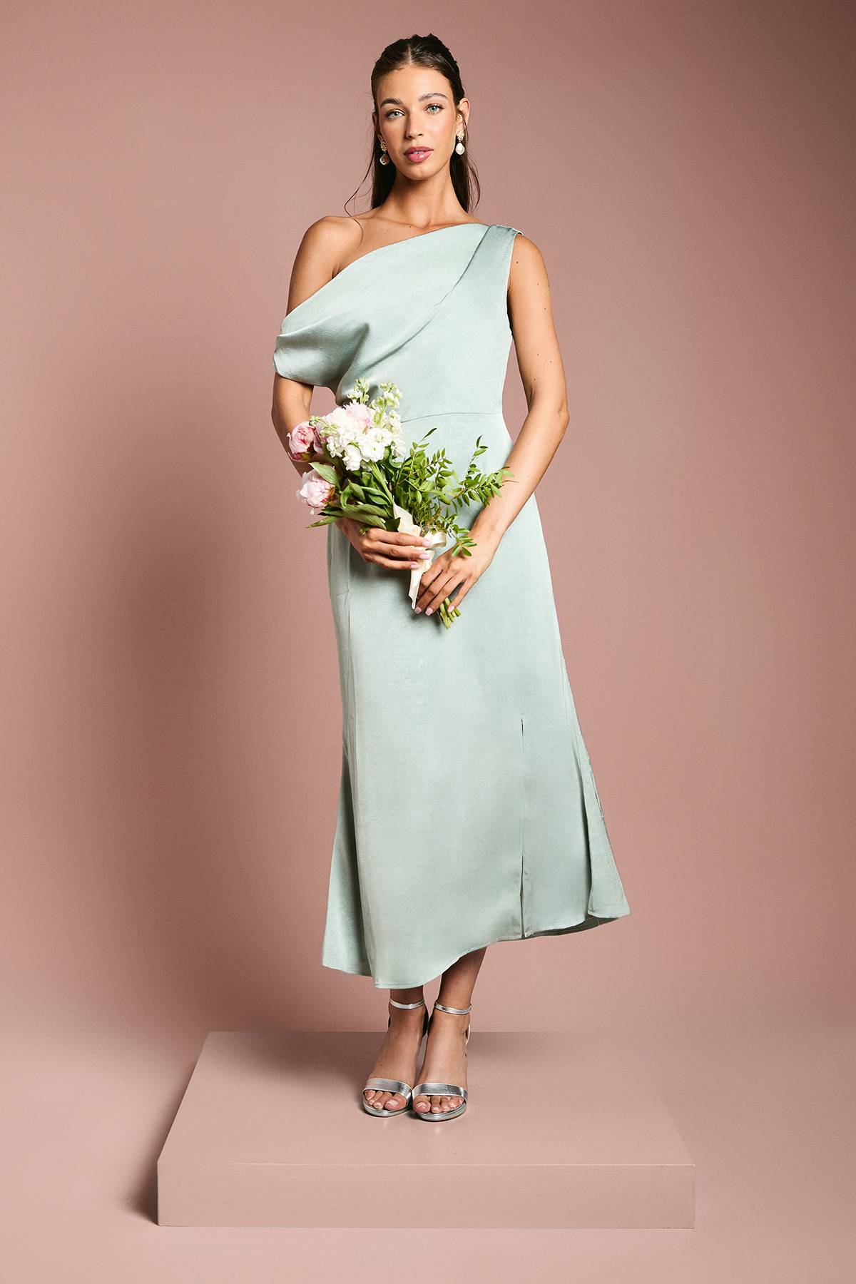 Oasis Robe de Demoiselle d'Honneur Mi-Longue en Satin à Épaule Tombante
