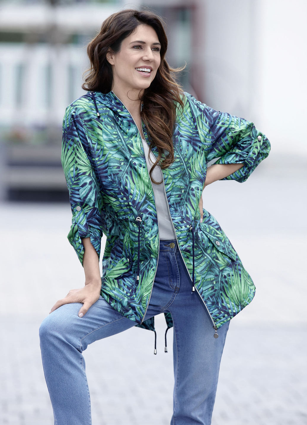 Jacke mit fester Kapuze