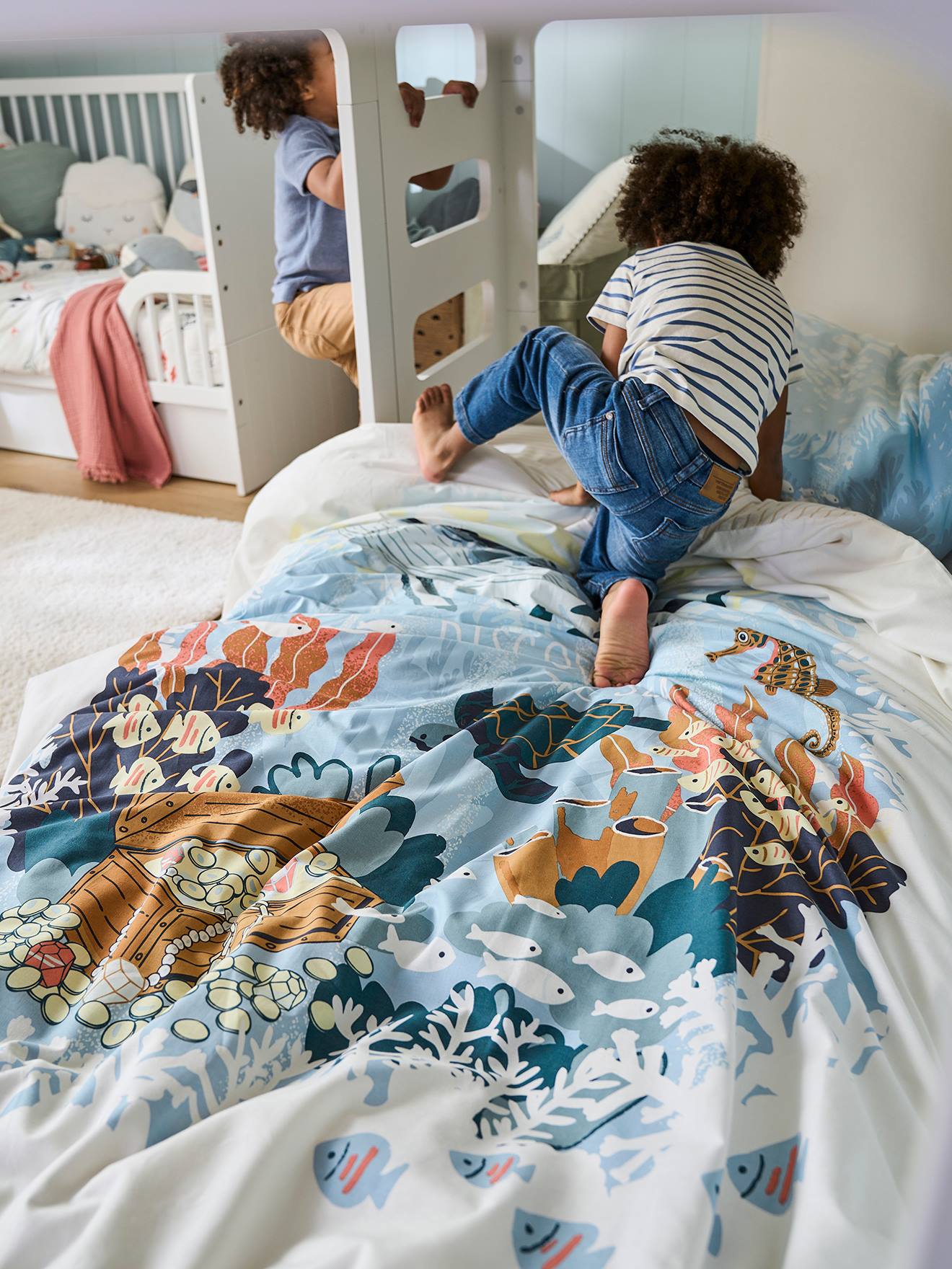 Conjunto infantil de capa de edredom e fronha, azul-marinho liso com estampas.