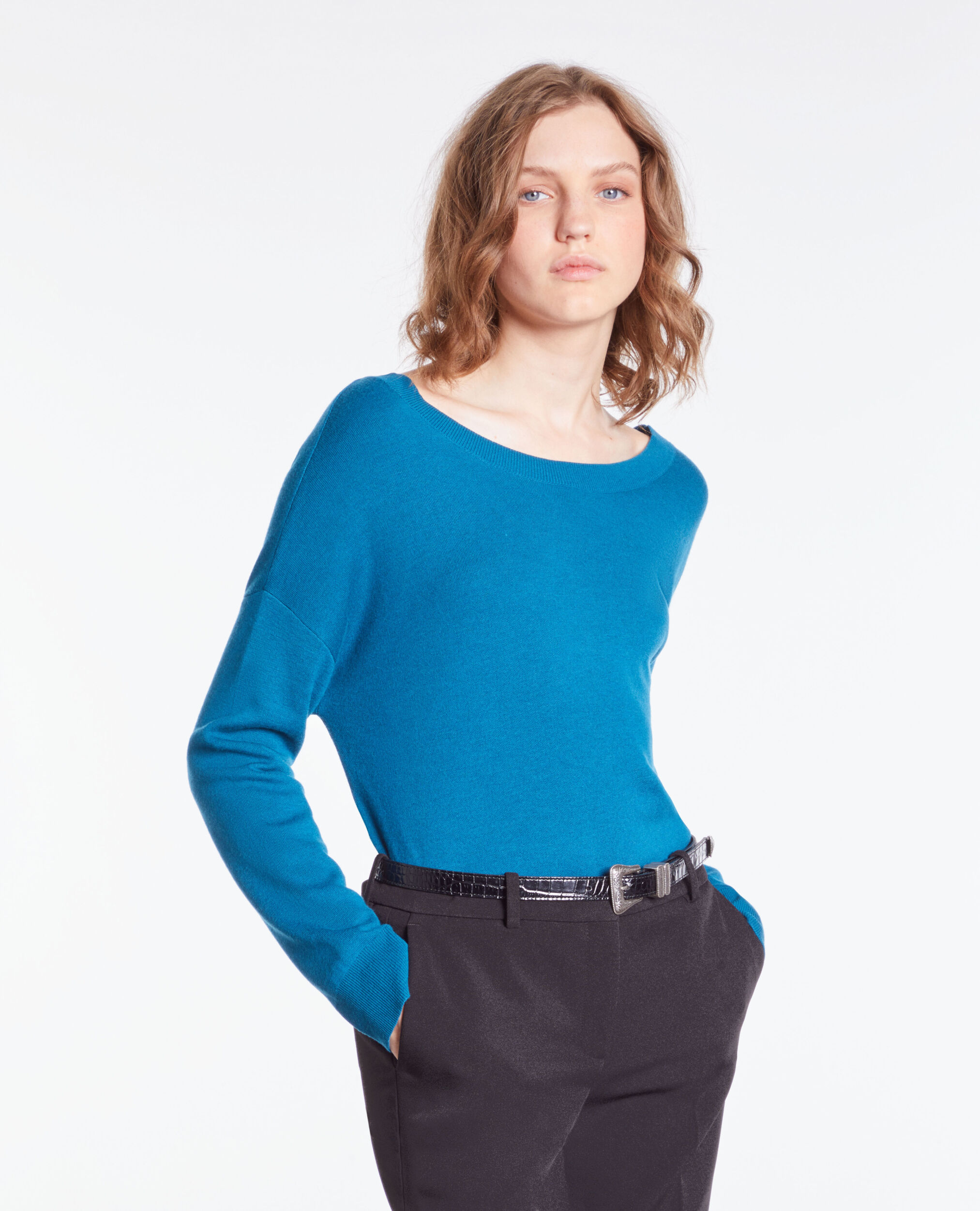 Pull bleu avec boutonnage dans le dos