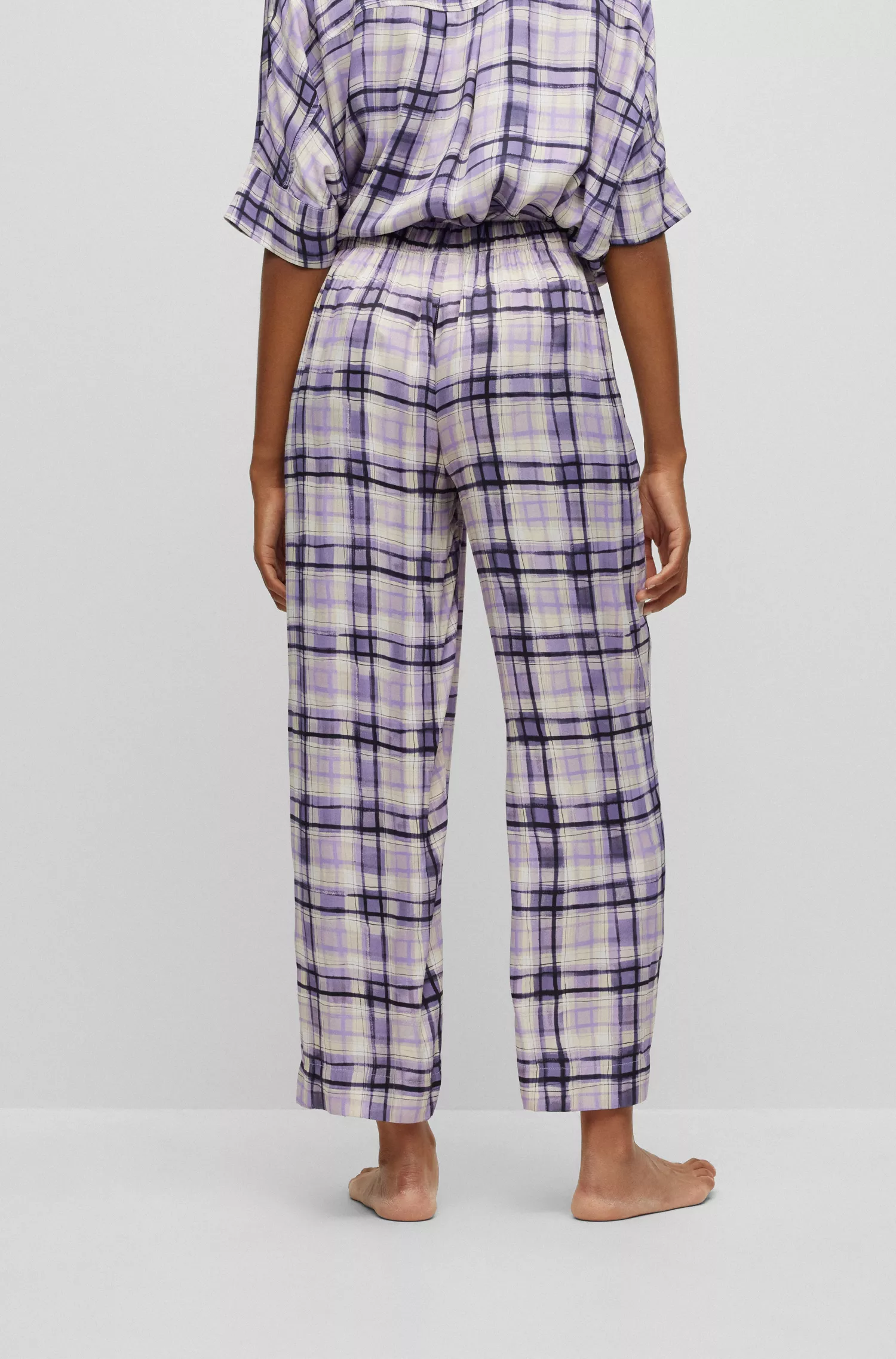 Calça de pijama HUGO em cetim vermelho com estampa xadrez por toda a peça.