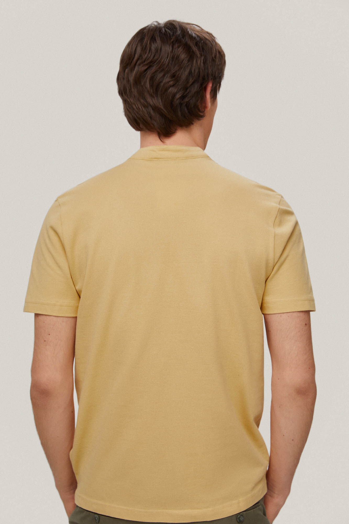 Camisa polo com gola mandarim - Amarela