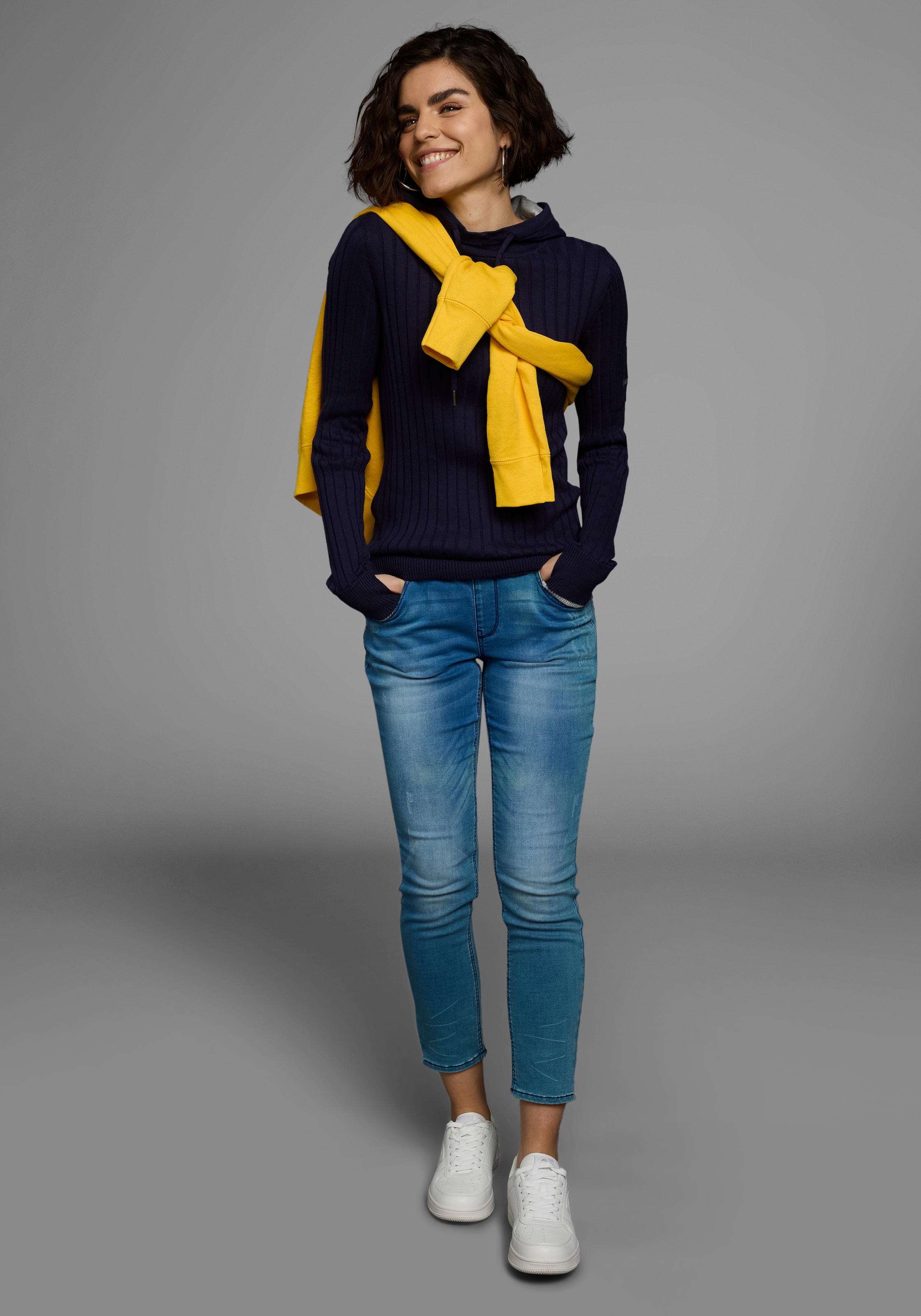 KangaROOS Strickpullover , mit kontrastfarbener Kapuzeninnenseite und Logodruck auf dem Arm