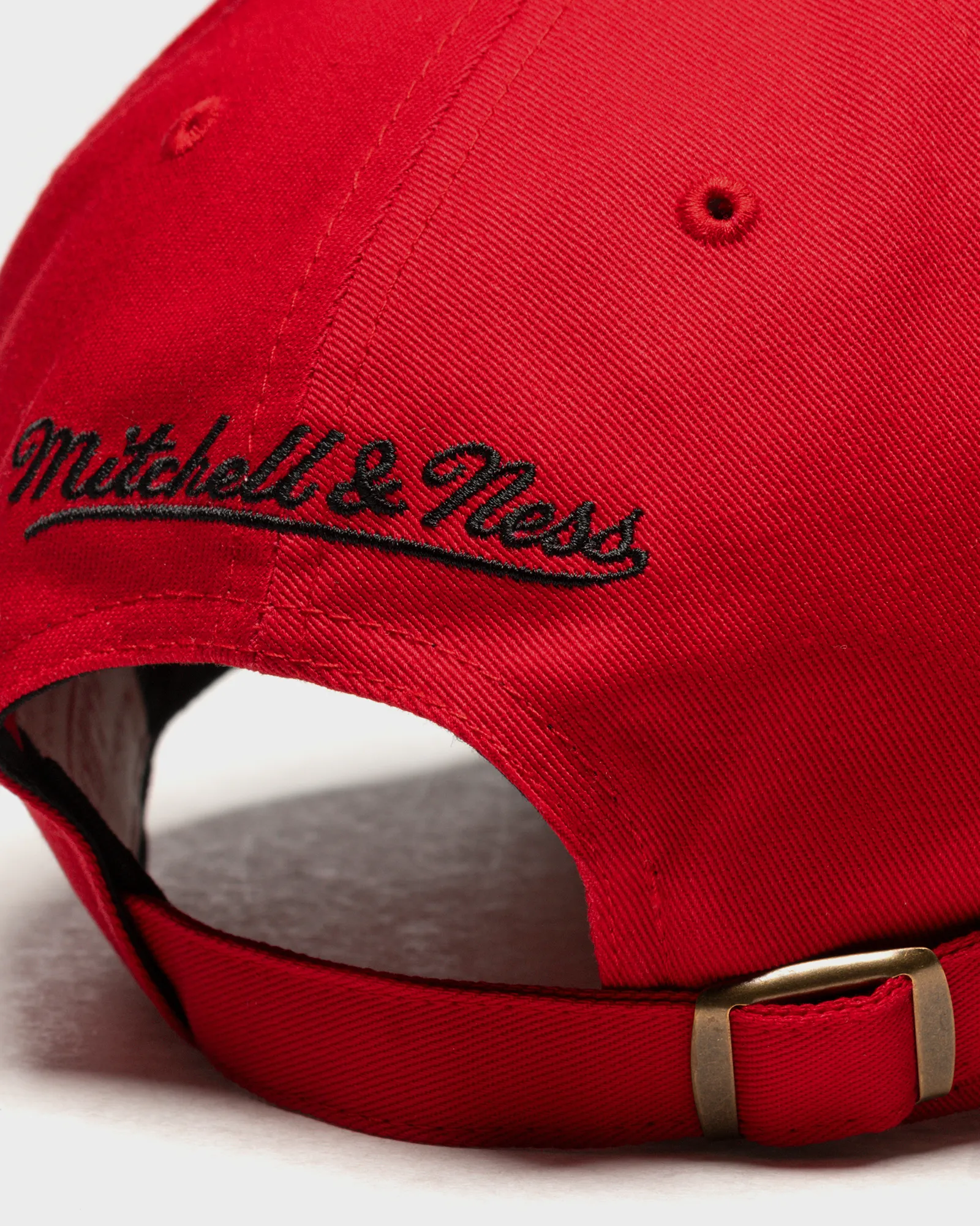 Mitchell & Ness NBA TEAM 2 TONE 2.0 DAD STRAPBACK CAP HWC CHICAGO BULLS