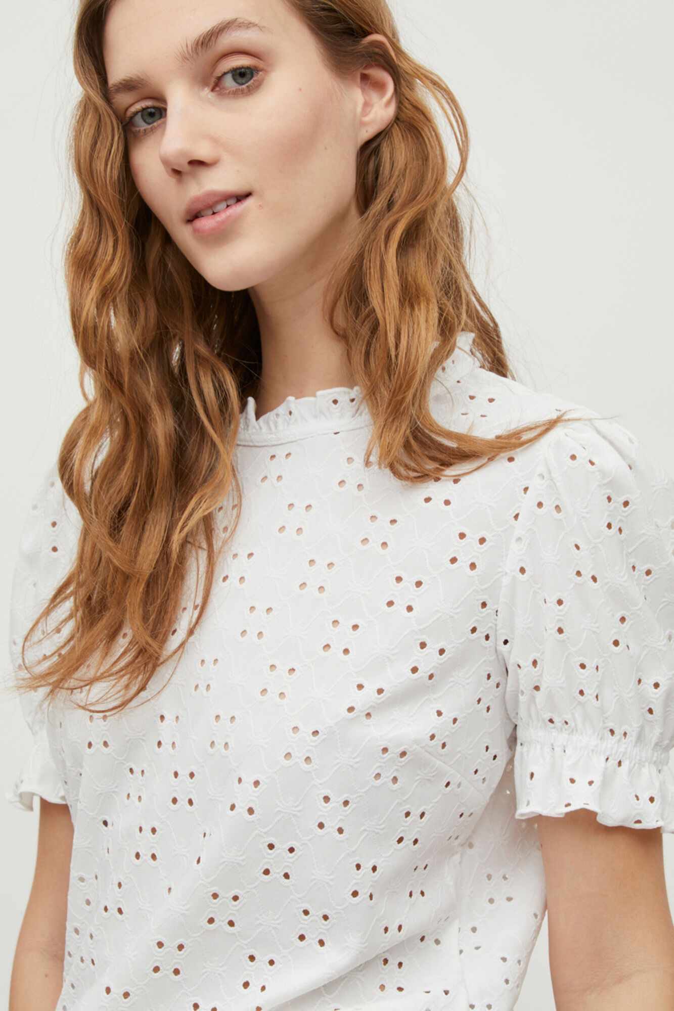 Camiseta com mangas bufantes e babados - Branca