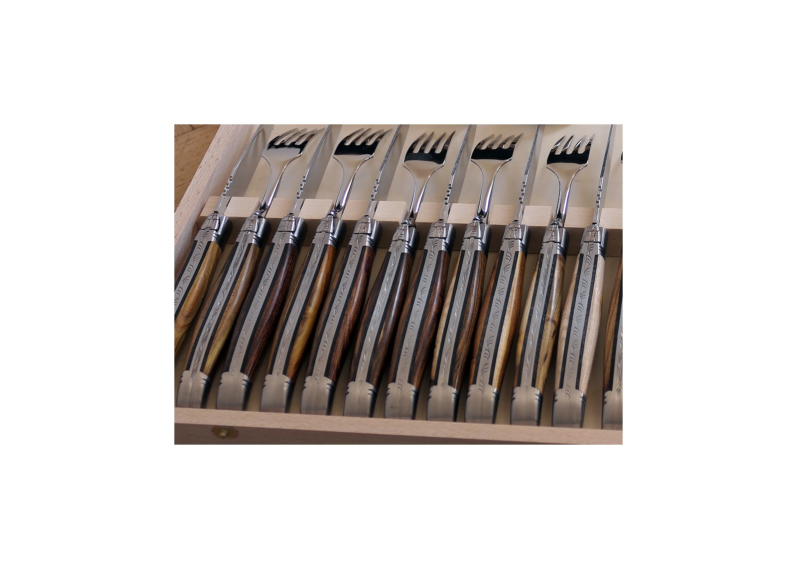 Service Laguiole de 24 pièces avec un manche en bois de pistachier et mitres en acier inoxydable