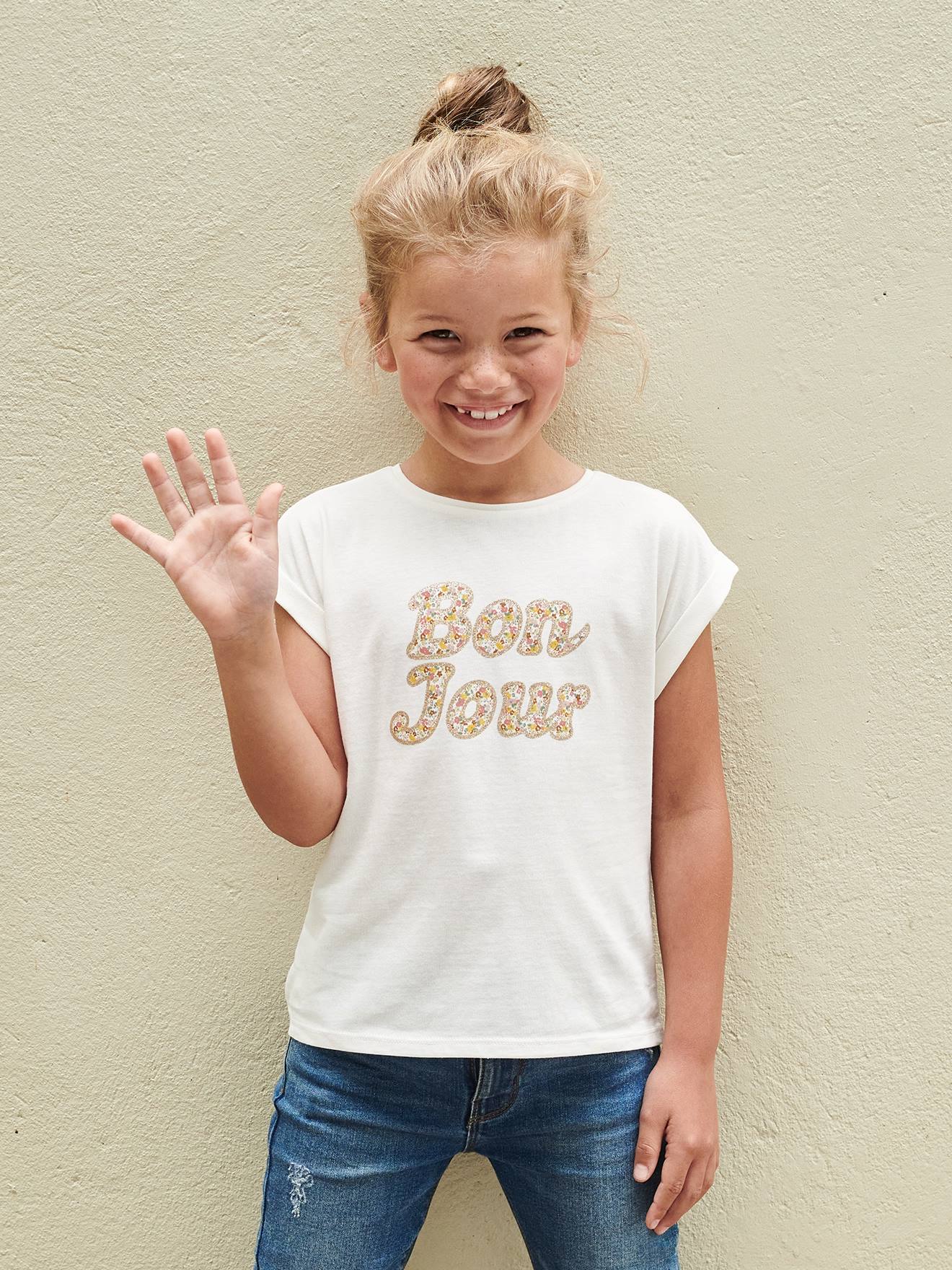 Camiseta infantil off-white com estampa floral.