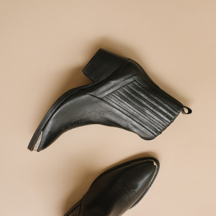 Bottines à talons et fronces  en cuir noir